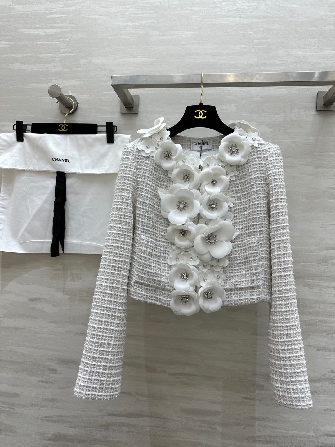 NO:295919,#Chane's new early spring style Heavy industry flower beaded braided soft tweed jacket Super heavy craftsmanship production Three-dimensional flowers embellished with high-end elegance Heavy industry beads are full of exquisiteness Super celebrity daughter Customized braided soft tweed high-quality customization Spot first-time size36/38/40 (36 size shoulder width 39, bust 90, and length 45), Chanel, jackets & coats, alexander wang19860909#Chane早春新款 重工花朵钉珠编织软花呢外套 超级重工艺制作 立体花朵点缀高级优雅 重工钉珠精致感十足 超名媛千金大小姐 定制编织软花呢 高品质定制 现货首发size36/38/40（36码肩宽39,胸围90,衣长45）,,chanel,jackets & coats,alexander wang,Women's clothing