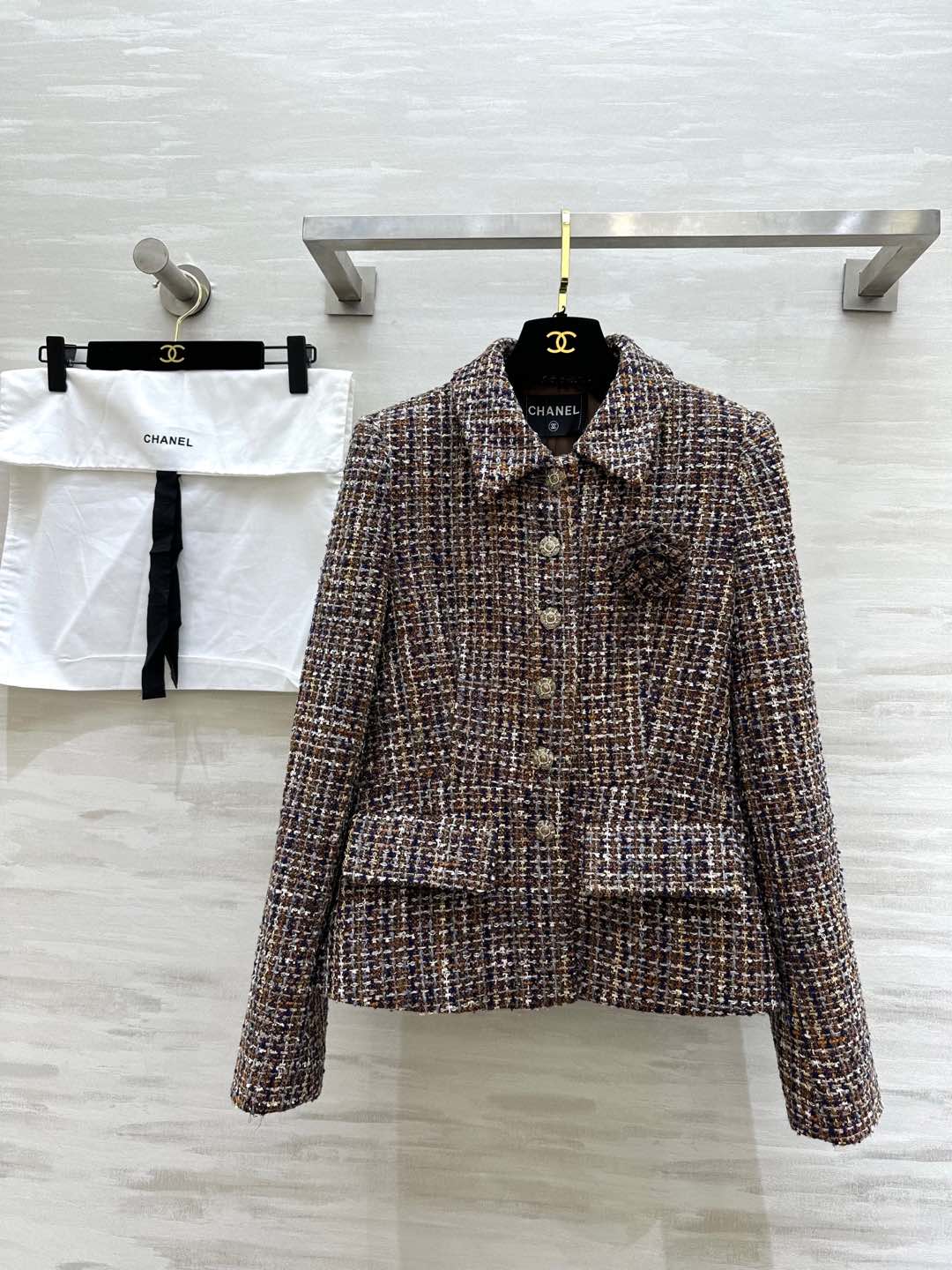 NO:295936,#Chaness The rich flowers of the world, made of soft tweed jacket, classic pocket design, retro and elegant, front camellia embellishment exquisite and high-end, three-dimensional tailoring, top body super slim, high-quality customization () spot first-time size36/38/40 (36 size shoulder width 37, bust 86, length 57),,chanel, jackets & coats,alexander wang19860909#Chaness人间富贵花 编制软花呢外套 经典口袋设计复古优雅 前襟山茶花点缀精致高级 立体剪裁版型上身超级显瘦 高品质定制() 现货首发size36/38/40（36码肩宽37,胸围86,衣长57）,,chanel,jackets & coats,alexander wang,Women's clothing