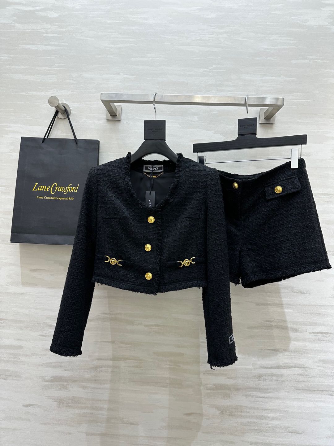 NO:295930,#VERSAC early spring new style Baroque decoration set Exquisite rich family look Short jacket design upper body effect shows body proportions, easy to wear long legs, overall atmospheric and simple, fashionable upper body is visual, good-looking even when paired separately, high-quality customization Spot first-time sizeS/M/L (size s shoulder width 39, bust 88, 41, pants waist 70, hip 92, trousers length 33), versace, jackets & coats, alexander wang19860909#VERSAC早春新款 巴洛克装饰套装 精致富家千金Look 短款外套设计上身效果很显身材比例 轻松穿出长腿的效果 整体大气简约 上身时髦精即视感 分开搭配也好看 高品质定制 现货首发sizeS/M/L（s码肩宽39,胸围88,衣长41,裤子腰围70,臀围92,裤长33）,,versace,jackets & coats,alexander wang,Women's clothing