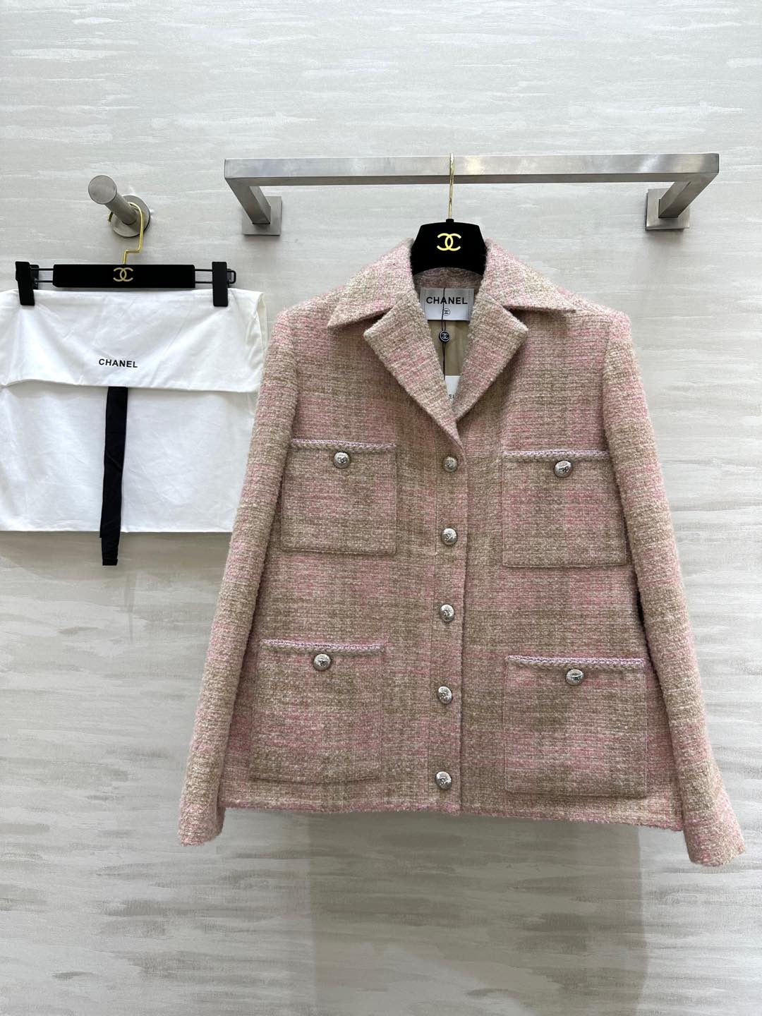 NO:295924,#Chane/Show series Wool soft tweed lapel top Customized wool wool wool tweed fabric is warm and comfortable Three-dimensional tailoring style upper body elegant mold opening buttons are full of exquisiteness High quality Spot first-time sizeS/M/L (size s-shoulder width 38, bust 102, garment length 61), Chanel, alexander wang19860909#Chane/秀场款系列 羊毛软花呢翻领上衣 定制羊毛编织花呢面料保暖舒适 立体剪裁版型上身名媛优雅 开模纽扣精致感十足 高品质 现货首发sizeS/M/L（s码肩宽38,胸围102,衣长61）,,chanel,alexander wang,Women's clothing