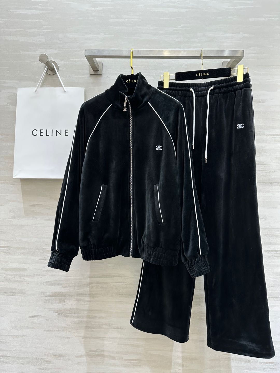 NO:295932,#Celin new style velvet casual suit casual stand collar jacket high-end lazy elastic waist straight trousers trousers are invincible. The letter embroidery on the chest shows the texture. The contrasting color edge webbing echoes the sense of detail. The high-end velvet fabric has a good gloss and doubles the sense of fashion. High-quality. Spot sizeS/M/L (size s size 106, 63, trousers elastic waist 66, hip 104, trousers length 100), celine, jackets & coats, alexander wang19860909#Celin新款 丝绒休闲套装 休闲立领外套高级慵懒 松紧腰直筒长裤裤型无敌好 胸前字母刺绣超显质感 撞色包边织带呼应细节感拉满 高级丝绒面料 光泽度很好时髦感翻倍 高品质 现货首发sizeS/M/L（s码胸围106,衣长63,裤子弹力腰围66,臀围104,裤长100）,,celine,jackets & coats,alexander wang,Women's clothing