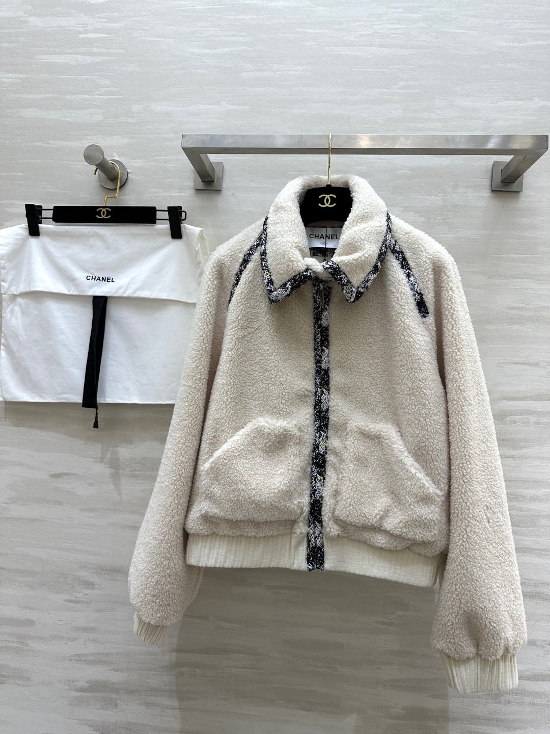 NO:295920,#Chane new style environmentally friendly lamb wool lapel jacket very design feels, the upper body has a sense of celebrity, a must-have artifact for winter atmosphere, back letter embroidery, high quality, spot first-time sizeS/M/L (size s size 108, 52 length),,chanel, jackets & coats,alexander wang19860909#Chane新款 环保羊羔毛翻领外套 非常有设计感 上身自带名媛感 冬日氛围感必备神器 后背字母刺绣 高品质 现货首发sizeS/M/L（s码胸围108,衣长52）,,chanel,jackets & coats,alexander wang,Women's clothing
