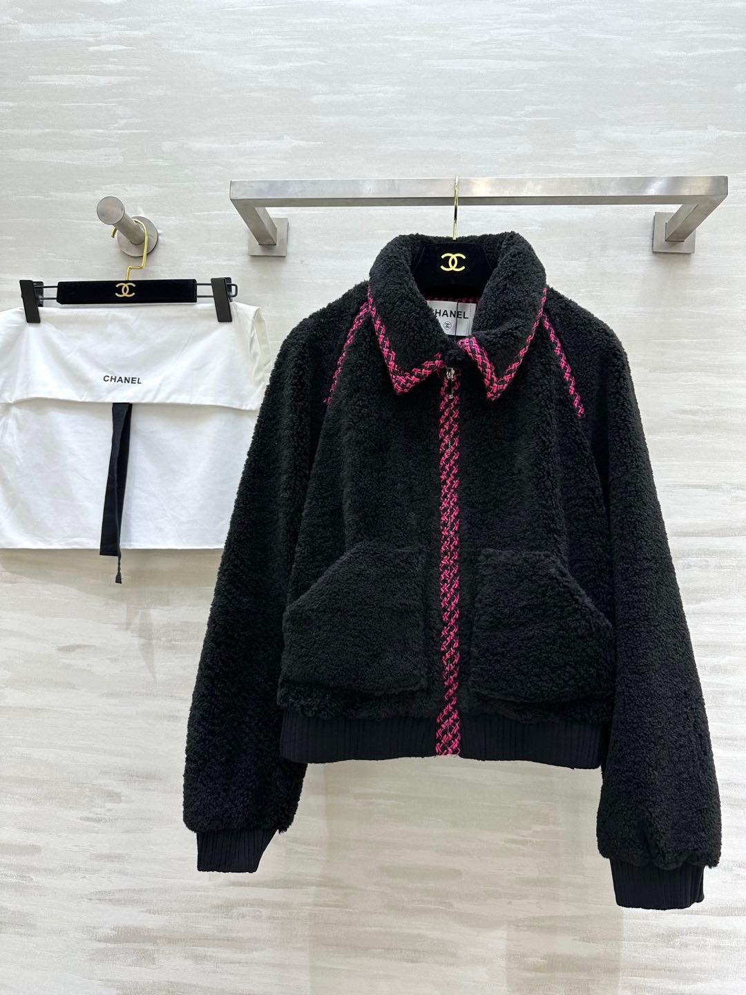 NO:295914,#Chane new style environmentally friendly lamb wool lapel jacket very design feels, the upper body has a sense of celebrity, a must-have artifact for winter atmosphere, back letter embroidery, high quality, spot first-time sizeS/M/L (size s size 108, 52 length),,chanel, jackets & coats,alexander wang19860909#Chane新款 环保羊羔毛翻领外套 非常有设计感 上身自带名媛感 冬日氛围感必备神器 后背字母刺绣 高品质 现货首发sizeS/M/L（s码胸围108,衣长52）,,chanel,jackets & coats,alexander wang,Women's clothing