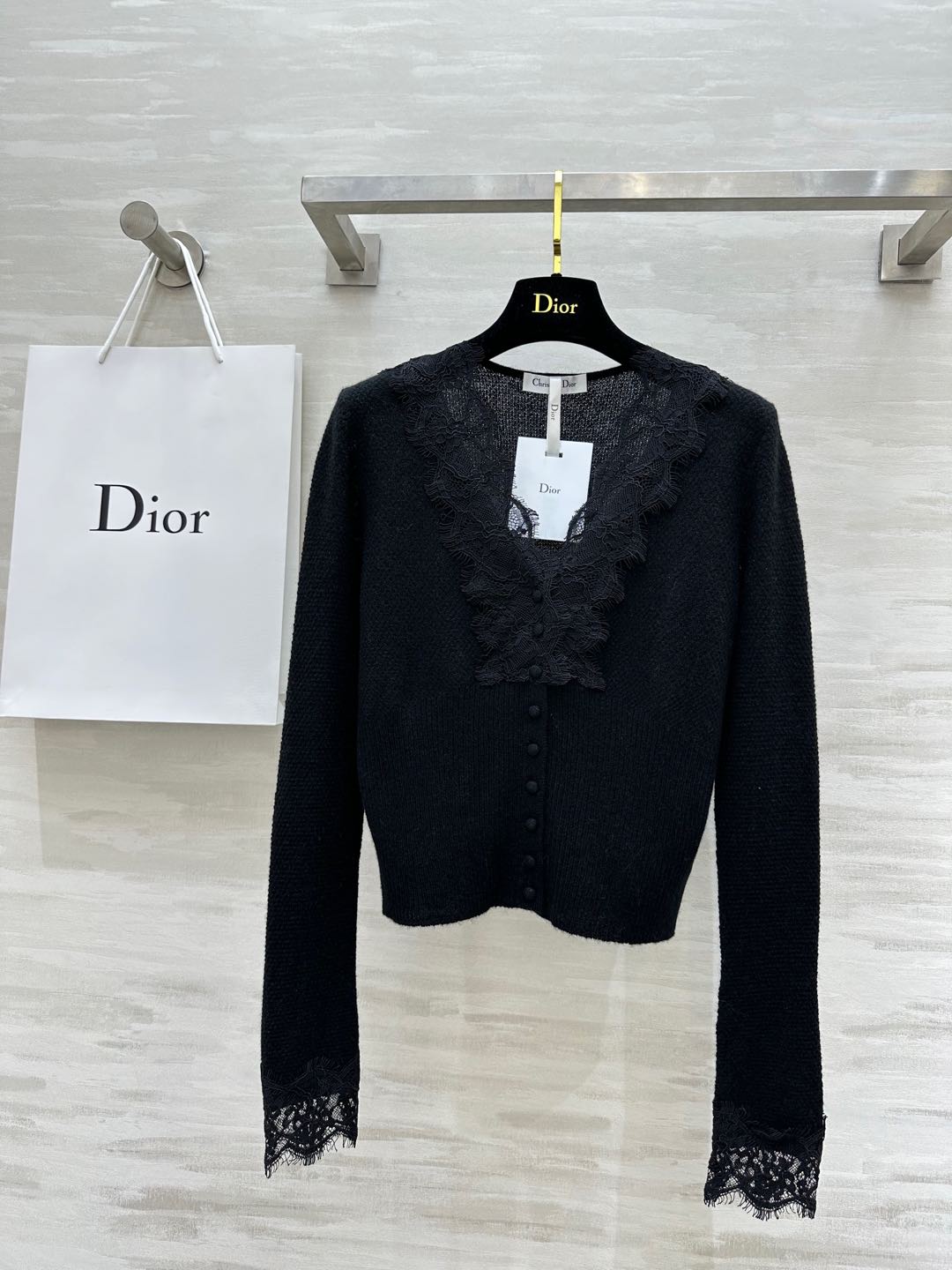 NO:295908,#Dio new pure cashmere lace cashmere sweater feels like clouds, slim cashmere splicing lace base cardigan, exquisite French-style romantic lace splicing, buttons can be unbuttoned, carefully waist-hugging design, upper body and waist are all the déjà ladies, and everyday wear, cashmere feels soft and glutinous, eyelash lace is light and soft, high quality, spot sizeS/M/L (M size shoulder width 39, bust 90, length 51),,dior,alexander wang19860909#Dio新款 纯山羊绒 蕾丝羊绒衫 手感像云朵一样 显瘦羊绒拼接蕾丝打底开衫 领口精致法式感浪漫蕾丝拼接 扣子可解开包扣 小心机收腰设计上身腰以下都是腿的既视感 日常单穿OR内搭都可 山羊绒手感软糯 睫毛蕾丝轻薄柔软 高品质 现货首发sizeS/M/L（M码肩宽39,胸围90,衣长51）,,dior,alexander wang,Women's clothing