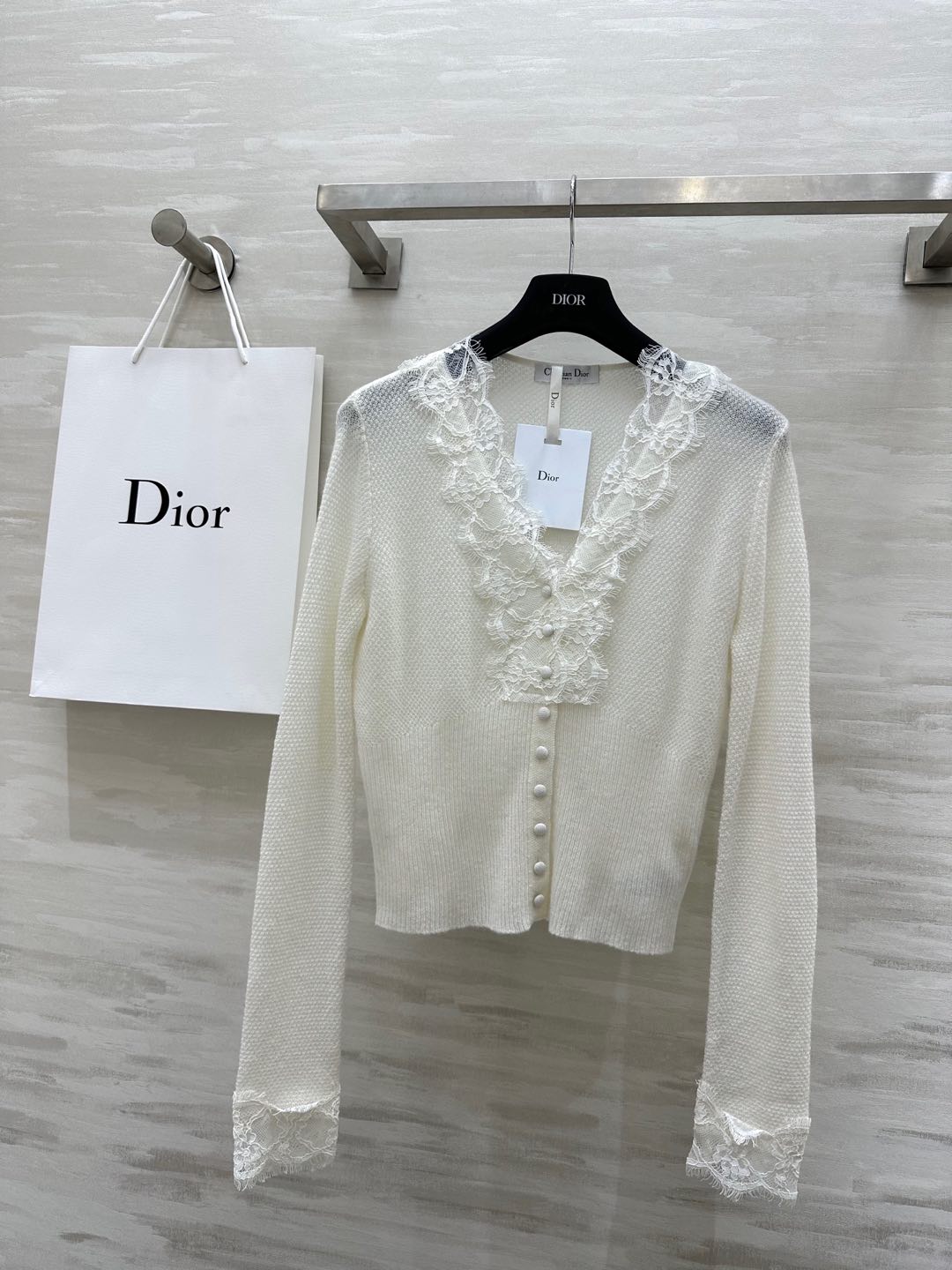 NO:295903,#Dio new pure cashmere lace cashmere sweater feels like clouds, slim cashmere splicing lace base cardigan, exquisite French-style romantic lace splicing, buttons can be unbuttoned, carefully waist-hugging design, upper body and waist are all the déjà ladies, and everyday wear, cashmere feels soft and glutinous, eyelash lace is light and soft, high quality, spot sizeS/M/L (M size shoulder width 39, bust 90, length 51),,dior,alexander wang19860909#Dio新款 纯山羊绒 蕾丝羊绒衫 手感像云朵一样 显瘦羊绒拼接蕾丝打底开衫 领口精致法式感浪漫蕾丝拼接 扣子可解开包扣 小心机收腰设计上身腰以下都是腿的既视感 日常单穿OR内搭都可 山羊绒手感软糯 睫毛蕾丝轻薄柔软 高品质 现货首发sizeS/M/L（M码肩宽39,胸围90,衣长51）,,dior,alexander wang,Women's clothing