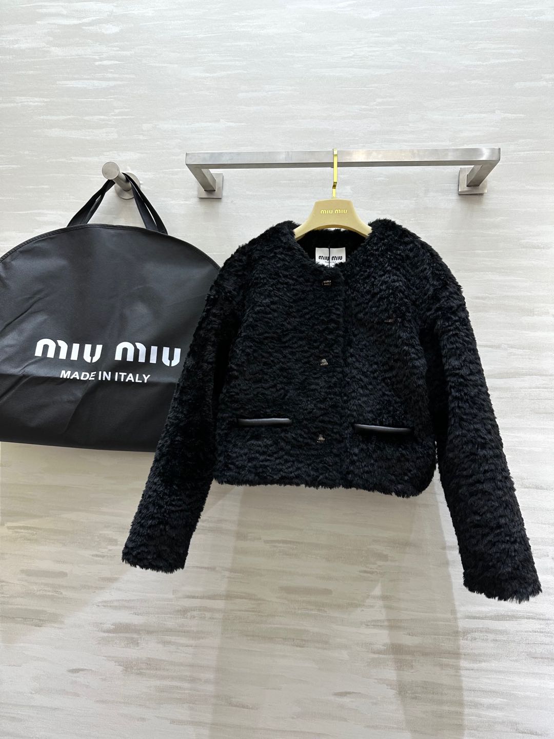 NO:295895,#MiuMi new imported environmentally friendly wool jacket, environmentally friendly wool feel dense and soft super delicate, temperament H-style, sweet, salty, age-reducing, full of Korean girlishness, high-end and fashionable, warm and bloated, high-quality, spot first-time sizeS/M/L (size s-shoulder width 46, bust 100, and length 46),,miumiu, jackets & coats,alexander wang19860909#MiuMi新款 进口环保毛外套 环保毛感密实柔软超细腻 气质H版型 上身可甜可盐减龄学院风 满满的韩系少女感 高级又时髦 保暖拒绝臃肿 高品质 现货首发sizeS/M/L（s码肩宽46,胸围100,衣长46）,,miumiu,jackets & coats,alexander wang,Women's clothing