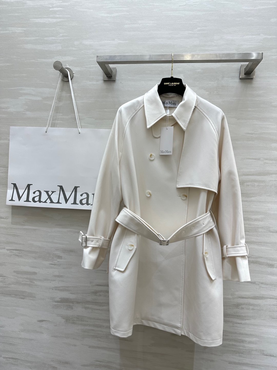 NO:295887,#MaxMar early spring new style minimalist lapel windbreaker minimalist low-key luxury three-dimensional tailoring style upper body atmospheric slim high quality spot first sizeS/M/L (size s bust 110, 83 length), alexander wang19860909#MaxMar早春新款 极简翻领风衣 极简低调奢华 立体剪裁版型上身大气显瘦 高品质 现货首发sizeS/M/L（s码胸围110,衣长83）,,alexander wang,Women's clothing