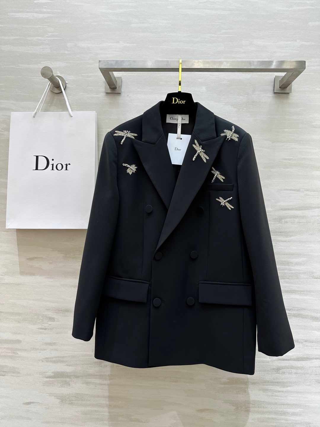 NO:295879,#Dio early spring new style, classic double-breasted dragonfly embroidered suit jacket Positioned dragonfly embroidery craftsmanship, exquisite, capable and luxurious 3D three-dimensional tailoring, A and cool, lapel design retro and elegant, broad texture, huge upper body, huge slim, custom fabric is very classy, ​​with a high-end temperament, high-quality customization () spot first-time sizeS/M/L (S size shoulder width 42, bust 96, sleeve length 59, and 72 years of clothing),,dior, jackets & coats,business suit,alexander wang19860909#Dio早春新款 经典双排扣 蜻蜓刺绣西装外套 定位蜻蜓刺绣工艺 精致干练又奢华 3D立体剪裁又A又飒 翻领设计复古优雅 质感挺阔版型上身巨显瘦 定制面料非常有档次 自带高级感的气质 高品质定制() 现货首发sizeS/M/L（S码肩宽42,胸围96,袖长59,衣长72）,,dior,jackets & coats,business suit,alexander wang,Women's clothing