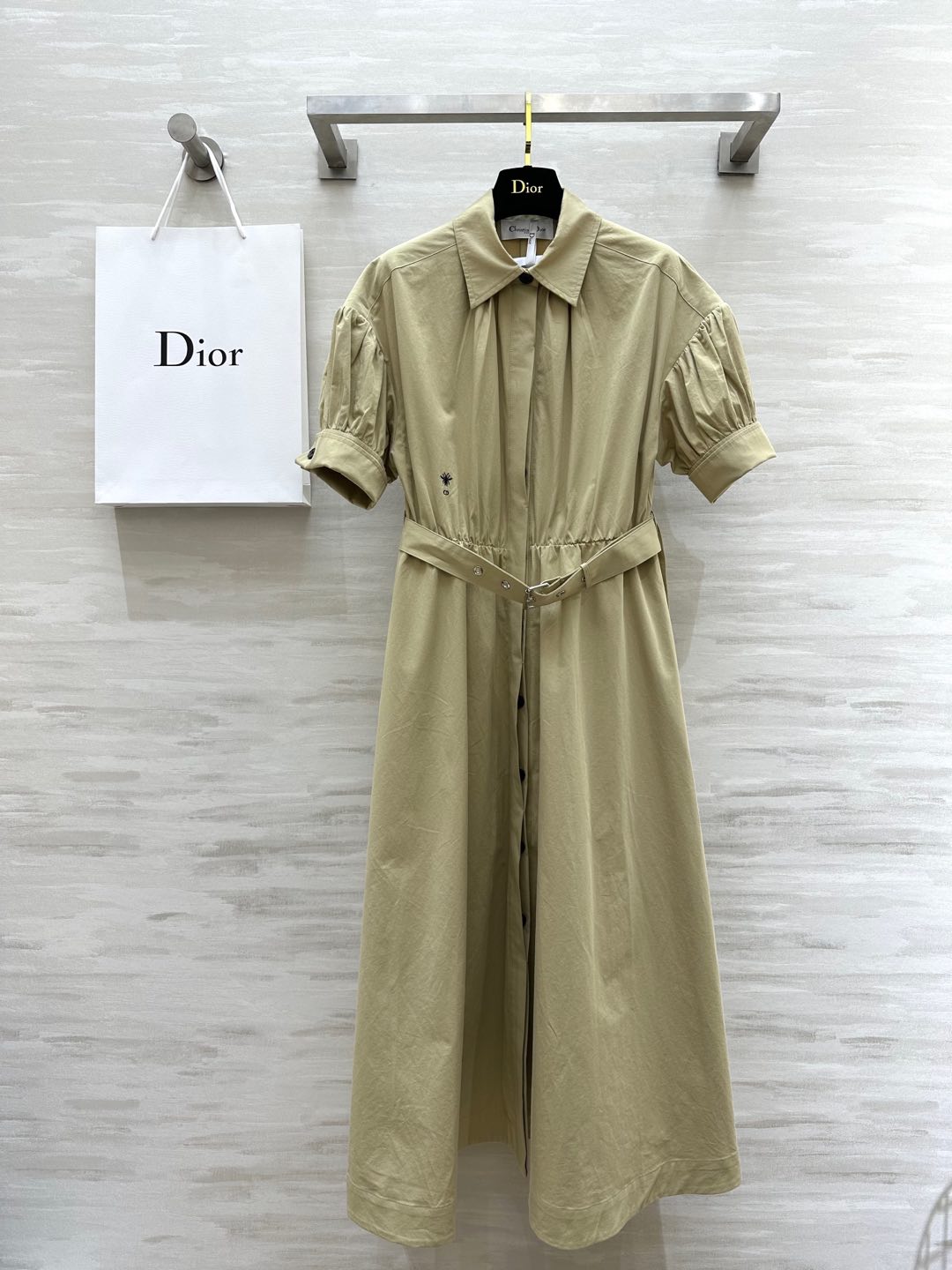 NO:295907,#Dio early spring new CD bee embroidered lapel short-sleeved dress waist cloth belt perfectly lengthens the body proportions slim and slim palace retro pleated lantern sleeves high quality spot first-time sizeS/M/L (size s-shoulder width 59, bust 106, length 122), dior, skirts, T-shirt, alexander wang19860909#Dio早春新款 CD蜜蜂刺绣翻领短袖连衣裙 腰部本布腰带完美拉长身材比例 修身显瘦 宫廷复古褶皱灯笼袖 高品质 现货首发sizeS/M/L（s码肩宽59,胸围106,衣长122）,,dior,skirts,T-shirt,alexander wang,Women's clothing
