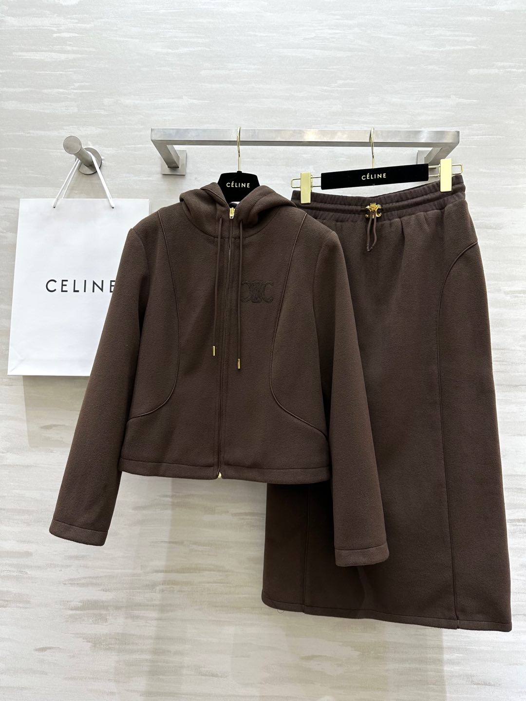 NO:295871,#Celin new style old money style suit hooded design casual and fashionable, paired with a skirt to make you look slim, mold opening hardware, high quality, spot first-time sizeS/M/L (Size S shoulder width 37, bust 90, length 48, skirt waist 66, hip 94, skirt length 82),,celine, skirt 9irts, hats, alexander wang19860909#Celin新款 老钱风套装 连帽设计休闲时髦 搭配半裙大气显瘦 开模五金 高品质 现货首发sizeS/M/L（S码肩宽37,胸围90,衣长48,半裙腰围66,臀围94,裙长82）,,celine,skirts,hats,alexander wang,Women's clothing