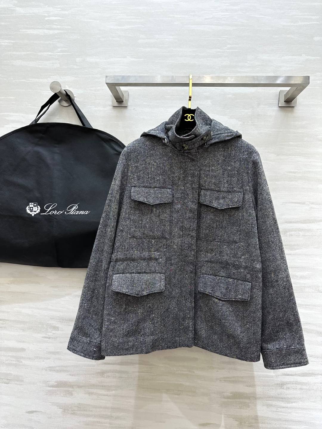 NO:295841,#LP new style, high-end gray drawstring waist-hugging hooded jacket, fashionable and non-similar style, customized heavy wool fabric, excellent quality, has aura and also modify the shoulder shape, drawstring waist-hugging design is easy to concave, details are very detailed, high quality, spot first-time sizeS/M/L (M size shoulder width 42, bust 102, length 67),,loro piano, jackets & coats,hats,alexander wang19860909#LP新款 高级灰抽绳收腰连帽外套 时髦不撞款 定制重磅羊毛面料 品相上乘 拥有气场同时修饰肩型 抽绳收腰设计轻松凹造型 细节处理非常细致 高品质 现货首发sizeS/M/L（M码肩宽42,胸围102,衣长67）,,loro piana,jackets & coats,hats,alexander wang,Women's clothing