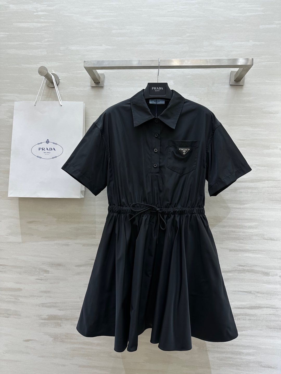 NO:295874,#Pradss short-sleeved lapel dress with waist drawstring waist to make you look slim three-dimensional tailoring style high-quality customization spot sizeS/M/L (size s-shoulder width 47, bust 92, length 83), prada, skirts, T-shirt, alexander wang19860909#Pradss短袖翻领连衣裙 腰部抽绳收腰显瘦 立体剪裁版型 高品质定制 现货首发sizeS/M/L（s码肩宽47,胸围92,衣长83）,,prada,skirts,T-shirt,alexander wang,Women's clothing