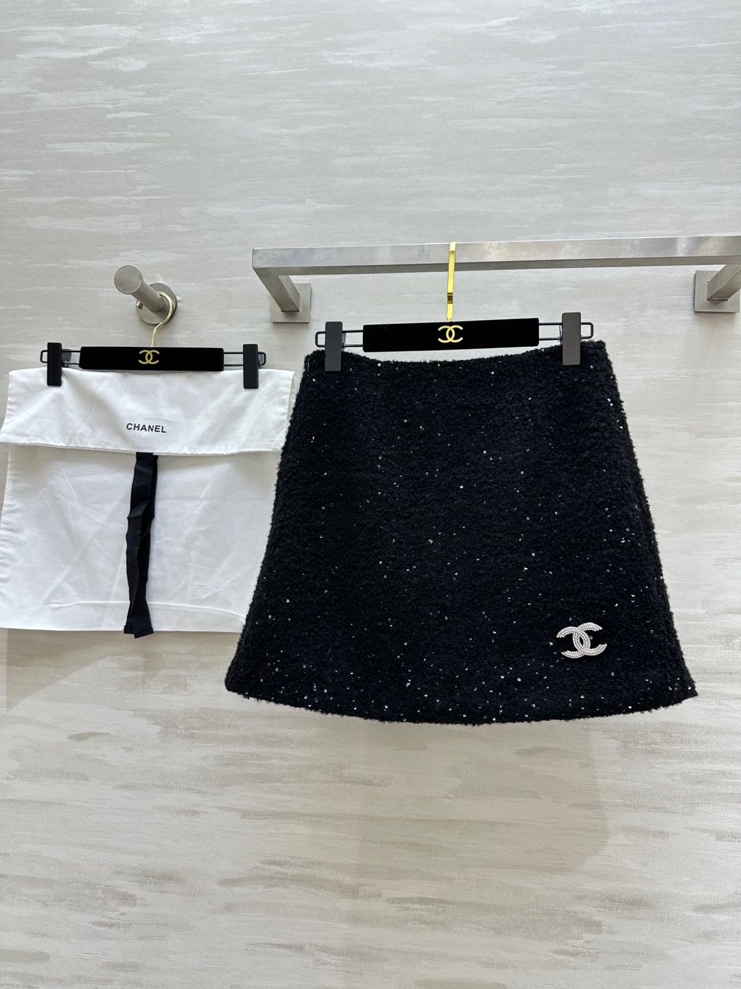 NO:297107,#Chane early spring new style wool beads soft tweed skirt Heavy industry beads embroidery Customized wool soft tweed fabric Three-dimensional tailoring style High quality customization Spot first-time size36/38/40 (36 size waist 68, skirt length 41), Chanel, skirts, alexander wang19860909#Chane早春新款 羊毛珠片软花呢半裙 重工珠片刺绣 定制羊毛软花呢面料 立体剪裁版型 高品质定制 现货首发size36/38/40（36码腰围68,裙长41）,,chanel,skirts,alexander wang,Women's clothing