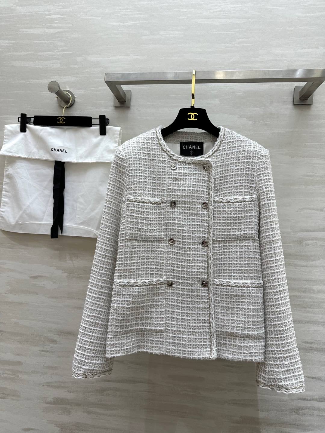 NO:297095,#CHANE Early Spring Holiday Hidden Style Double-breasted Twill Plaid Tweed White Jacket High-end Tweed Braided Fabric Double-breasted Fourteen Pocket Pipe Tweed Design Three-dimensional Cut Style Fashionable and age-reducing Fashionable items are very gentle on the upper body!  !  High-quality customization Spot first-time size36/38/40 (36 size shoulder width 39, bust 88, clothing length 60), Chanel, jackets & coats, alexander wang19860909#CHANE早春度假隐藏款 双排扣斜纹格子粗花呢白色外套 高级粗花呢编织面料 双排扣十四口袋滚边花呢设计 立体剪裁版型 时髦又减龄的时尚单品上身很温柔！！高品质定制 现货首发size36/38/40（36码肩宽39,胸围88,衣长60）,,chanel,jackets & coats,alexander wang,Women's clothing