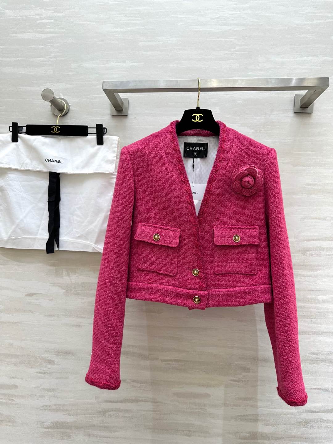 NO:297076,#Chaness The rich flowers of the world, made of wool soft tweed jacket, classic pocket retro and elegant, three-dimensional tailoring, super slim upper body, exquisite and high-quality customization () Spot first-time size36/38/40 (36 size shoulder width 37, bust 84, length 45),,chanel, jackets & coats,alexander wang19860909#Chaness人间富贵花 编制羊毛软花呢外套 经典口袋复古优雅 立体剪裁版型上身超级显瘦 前襟山茶花点缀精致高级 高品质定制() 现货首发size36/38/40（36码肩宽37,胸围84,衣长45）,,chanel,jackets & coats,alexander wang,Women's clothing