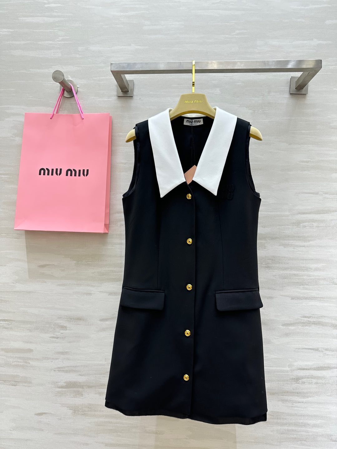 NO:297074,#Miumi early spring new style, misogynistic outfit, color-blocked collar sleeveless dress, playful and sweet, three-dimensional tailoring style, super slim, high quality, spot first-time sizeS/M/L (size s bust 86, 84 length),,miumiu, skirts, alexander wang19860909#Miumi早春新款 谬系穿搭 拼色领无袖连衣裙 俏皮甜美 立体剪裁版型上身超级显瘦 高品质 现货首发sizeS/M/L（s码胸围86,衣长84）,,miumiu,skirts,alexander wang,Women's clothing