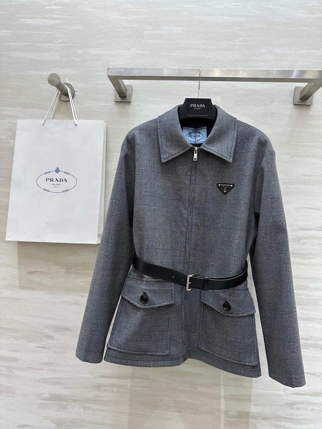 NO:297082,#Pradss Early Spring New Style Classic Triangle Plaid Trench Coat Jacket Fashionable Benchmark The style is not picky at all, the retro atmosphere is full, the double pocket method is matched with the belt concave shape, the gray tone is high-end and versatile, high-quality spot first-time sizeS/M/L (size s size 44 shoulder width, bust 102, and length 64), prada, jackets & coats, alexander wang19860909#Pradss早春新款 经典三角标格纹 风衣外套 时髦标杆 版型完全不挑人 复古氛围感拉满 双口袋做法搭配腰带凹造型 灰色调高级又百搭 高品质现货首发sizeS/M/L（s码肩宽44,胸围102,衣长64）,,prada,jackets & coats,alexander wang,Women's clothing