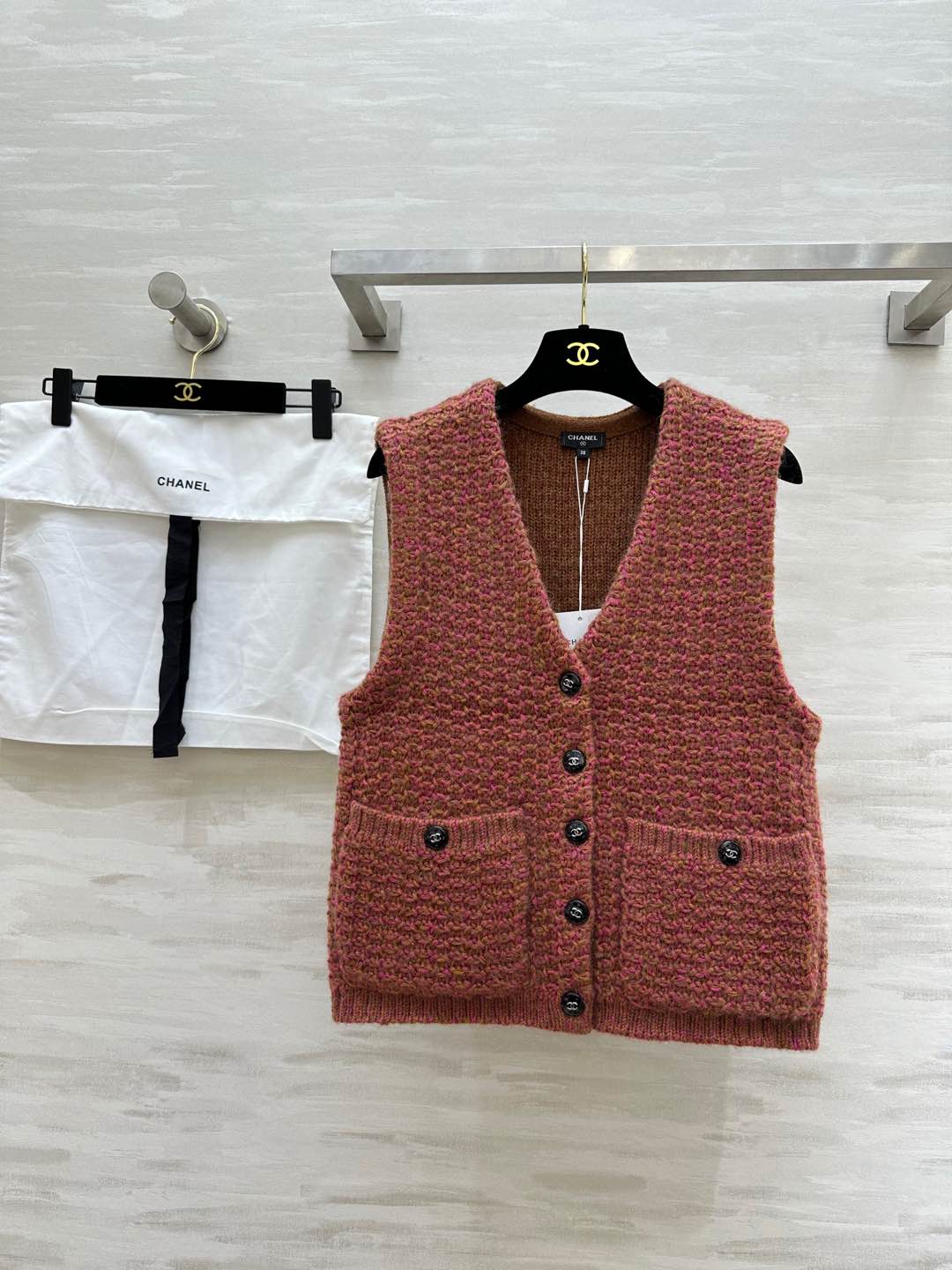 NO:297073,#ChaneK Sunset Zong knit cashmere vest, fixed weaving, various yarn knitting, original development, high quality, spot first-time size36/38/40,,chanel,alexander wang19860909#ChaneK落日粽针织羊绒马甲 定织多种纱线编织 原版开发 高品质 现货首发size36/38/40,,chanel,alexander wang,Women's clothing