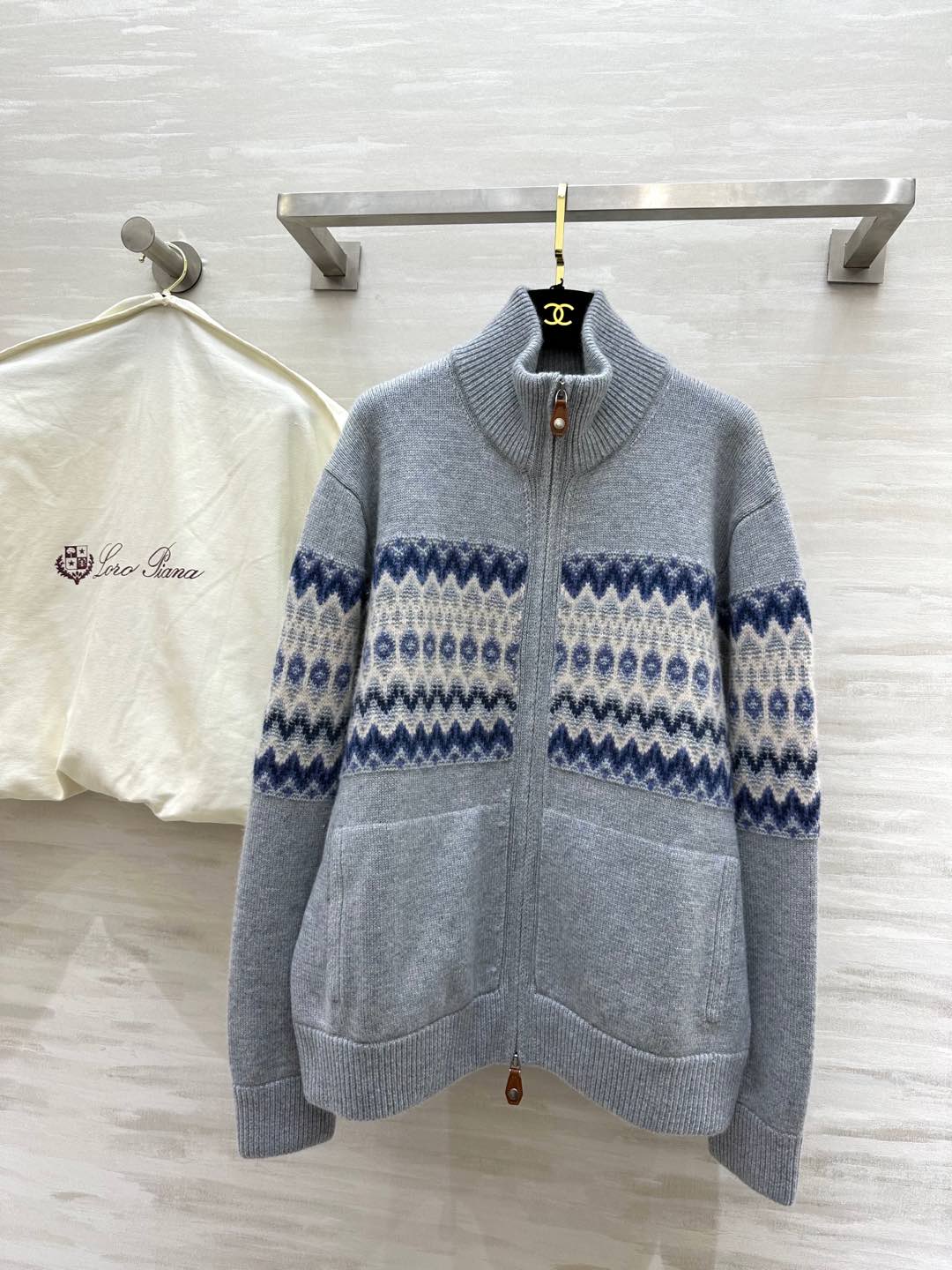 NO:297063,#LP blue-gray cashmere jacket Use loro piana main line logo Use the finest cashmere to weave a piece of the oldest cashmere style ready-to-wear. The ingredients of cashmere are different from the feel of the market currency. Original purchase and development. High-quality customization. Spot first-time sizeS/M/L,,loro piana,loro piana,jackets & coats,alexander wang19860909#LP蓝灰羊绒外套 沿用loro piana主线logo 用最精细的羊绒织出一件最老钱风的成衣 山羊绒的成分在手感上就区别市场通货 原版购入开发 高品质定制 现货首发sizeS/M/L,,loro piana,loro piana,jackets & coats,alexander wang,Women's clothing