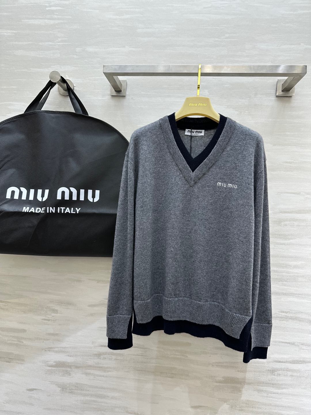 NO:297043,#MiuMi new v-neck fake two-piece cashmere top custom cashmere texture delicate and comfortable fake two-piece design full high-quality spot first-time sizeS/M/L (M size shoulder width 50, bust 114, length 64),,miumiu,alexander wang19860909#MiuMi新款 v领假两件羊绒上衣 定制羊绒质地细腻舒适 假两件设计感拉满 高品质 现货首发sizeS/M/L（M码肩宽50,胸围114,衣长64）,,miumiu,alexander wang,Women's clothing