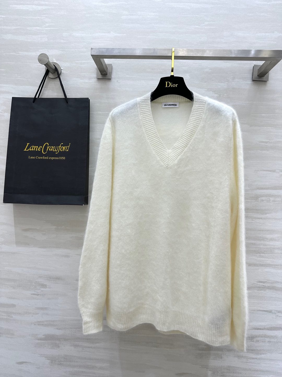 NO:297039,#JIL SANDER v-neck cashmere top V-neck minimalist style loose and lazy and not picky. Cashmere texture is delicate and soft. High quality. Spot first-time sizeS/M/L,,jil sander,alexander wang19860909#JIL SANDER v领羊绒上衣 V领极简版型 宽松慵懒不挑人 羊绒质地细腻柔软 高品质 现货首发sizeS/M/L,,jil sander,alexander wang,Women's clothing