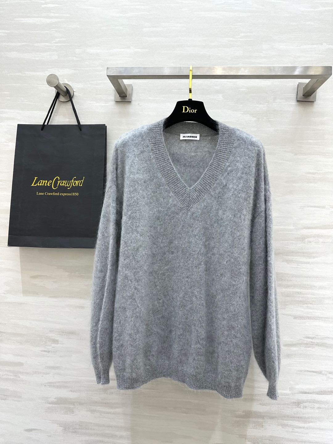 NO:297035,#JIL SANDER v-neck cashmere top V-neck minimalist style loose and lazy and not picky. Cashmere texture is delicate and soft. High quality. Spot sizeS/M/,,jil sander,alexander wang19860909#JIL SANDER v领羊绒上衣 V领极简版型 宽松慵懒不挑人 羊绒质地细腻柔软 高品质 现货首发sizeS/M/,,jil sander,alexander wang,Women's clothing