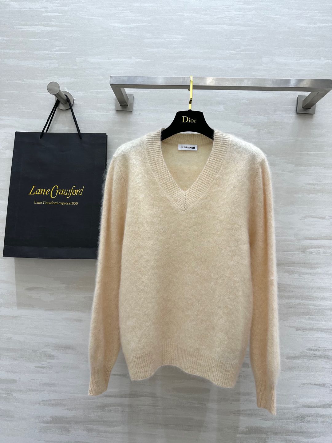 NO:297025,#JIL SANDER v-neck cashmere top V-neck minimalist style loose and lazy and not picky. Cashmere texture is delicate and soft. High quality. Spot first-time sizeS/M/L,,jil sander,alexander wang19860909#JIL SANDER v领羊绒上衣 V领极简版型 宽松慵懒不挑人 羊绒质地细腻柔软 高品质 现货首发sizeS/M/L,,jil sander,alexander wang,Women's clothing