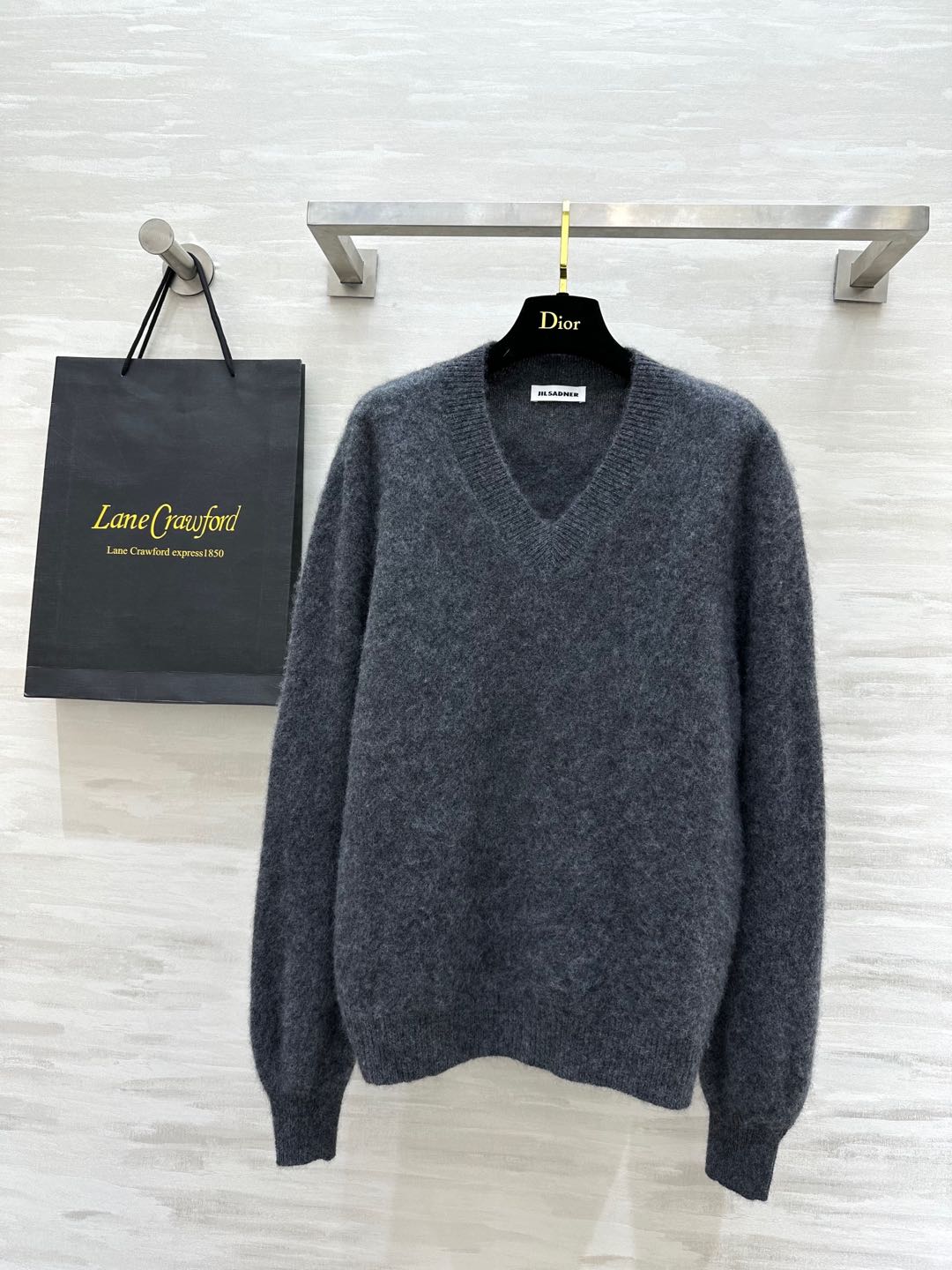 NO:297015,#JIL SANDER v-neck cashmere top V-neck minimalist style loose and lazy and not picky. Cashmere texture is delicate and soft. High quality. Spot first-time sizeS/M/L,,jil sander,alexander wang19860909#JIL SANDER v领羊绒上衣 V领极简版型 宽松慵懒不挑人 羊绒质地细腻柔软 高品质 现货首发sizeS/M/L,,jil sander,alexander wang,Women's clothing