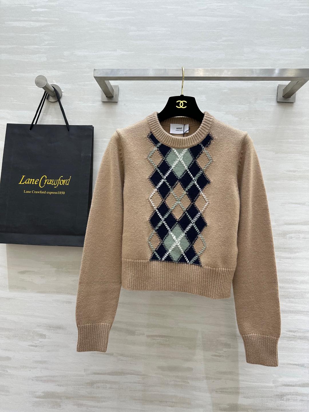 NO:296976,#AMI early spring new style diamond pattern beautiful slave wool top British college style custom yarn skin-friendly and comfortable high quality spot first-time sizeS/M/L,,alexander wang19860909#AMI早春新款 菱格纹美丽奴羊毛上衣 英伦学院风 定制纱线亲肤舒适 高品质 现货首发sizeS/M/L,,alexander wang,Women's clothing