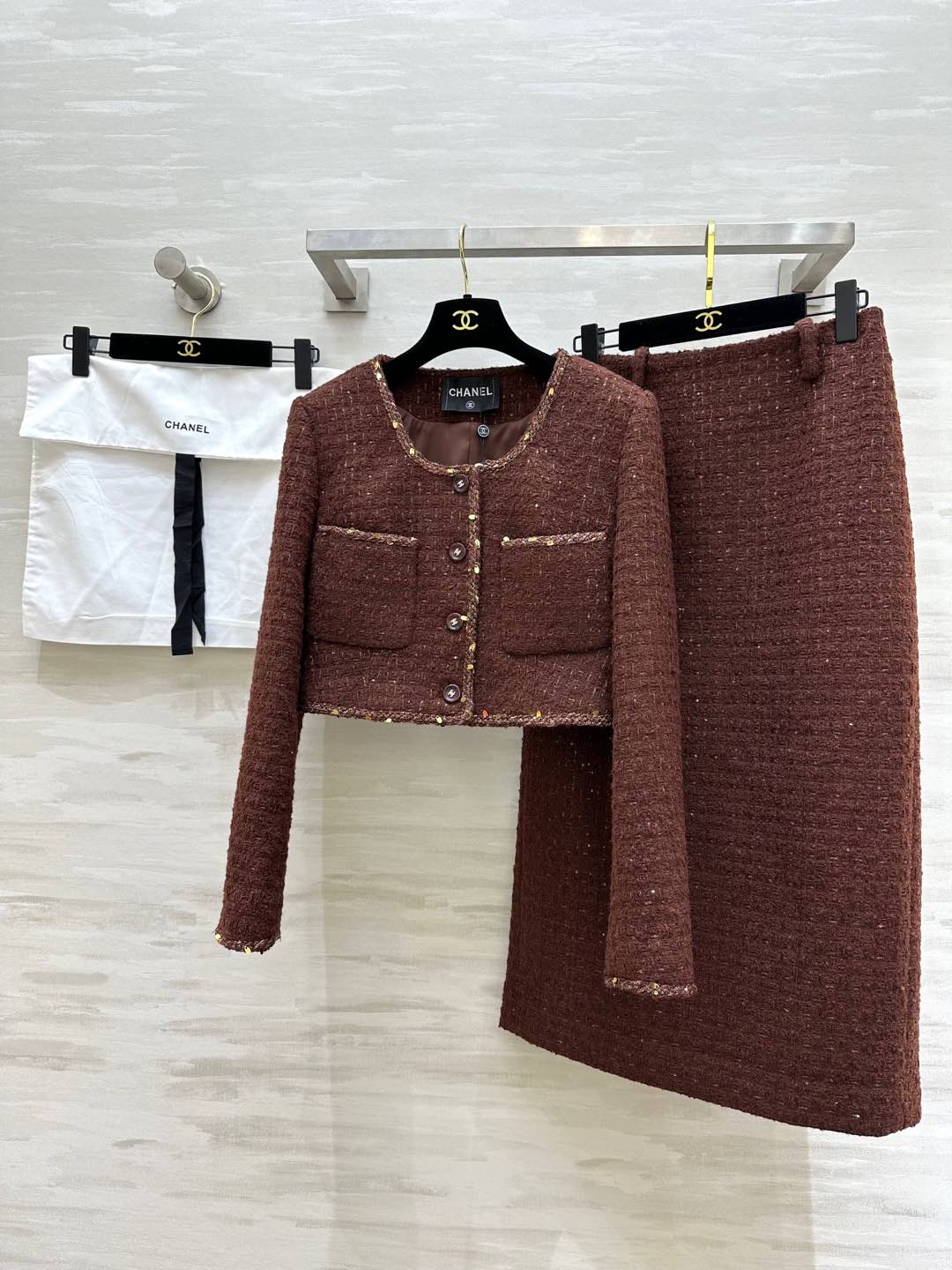 NO:296987,#CHANE early spring new style custom bead woven soft tweed suit full of temperament, elegant and high-end, fixed fabric full of exquisiteness, three-dimensional tailoring style, high quality, spot first-time sizeS/M/L (M size shoulder width 38, bust 88, length 45, skirt waist 74, skirt length 81),,chanel, skirts, alexander wang19860909#CHANE早春新款 定制珠片编织软花呢套装 名媛气质十足 优雅高级 定织面料精致感满满 立体剪裁版型 高品质 现货首发sizeS/M/L（M码肩宽38,胸围88,衣长45,半裙腰围74,裙长81）,,chanel,skirts,alexander wang,Women's clothing