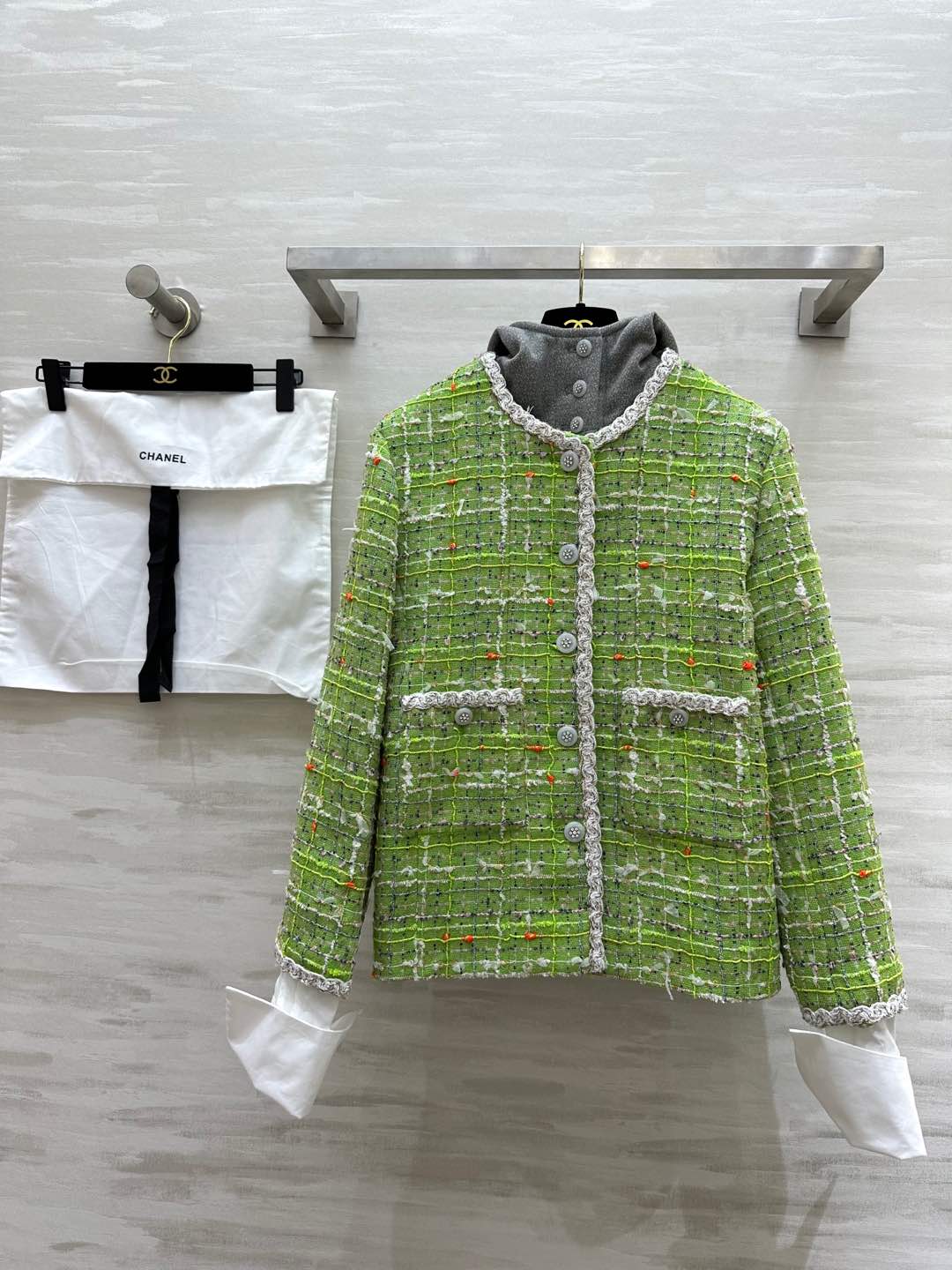 NO:296975,#CHANEC Hooded Tweed Jacket The best of Marseille vacation ready-to-wear Awakening Dopamine outfit Original purchase and development High quality Spot first-time size36/38/40 (36 size shoulder width 45, bust 98, 60-length, chanel, jackets & coats,hats,alexander wang19860909#CHANEC连帽彩呢外套 马赛度假成衣的佼佼者 唤醒多巴胺穿搭 原版购入开发 高品质 现货首发size36/38/40（36码肩宽45,胸围98,衣长60,,chanel,jackets & coats,hats,alexander wang,Women's clothing