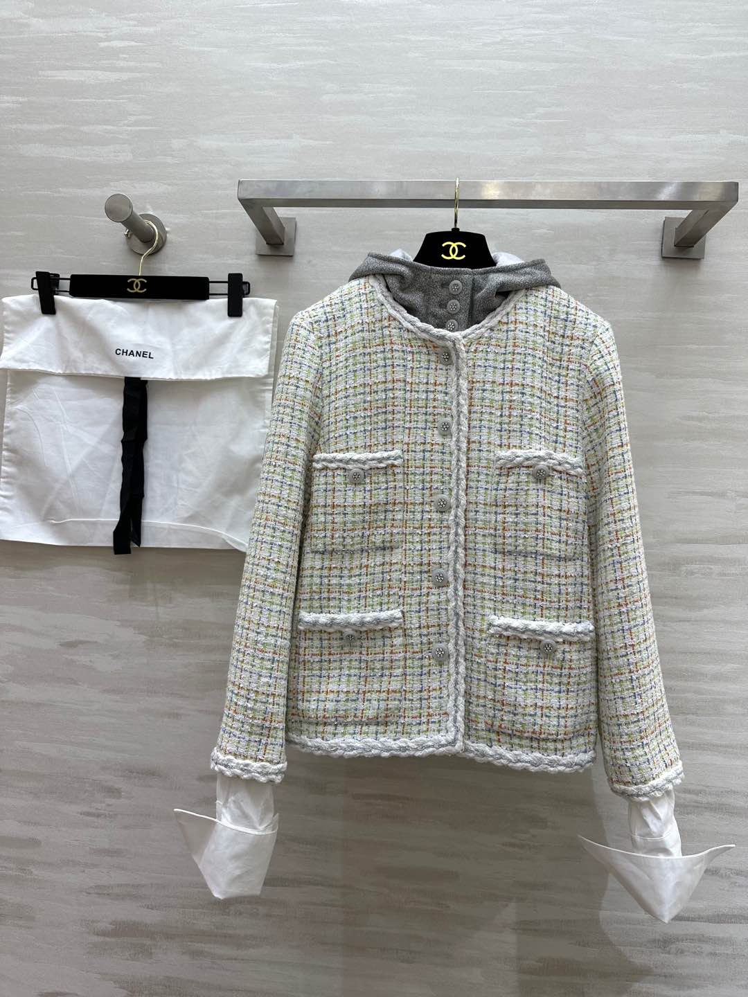 NO:296965,#CHANEC Hooded Woolen Jacket The best of Marseille vacation clothing Awakening dopamine outfit Original purchase and development High quality Spot first-time size36/38/40 (36 size shoulder width 45, bust 98, length 60), Chanel, jackets & coats,hats,alexander wang19860909#CHANEC连帽彩呢外套 马赛度假成衣的佼佼者 唤醒多巴胺穿搭 原版购入开发 高品质 现货首发size36/38/40（36码肩宽45,胸围98,衣长60）,,chanel,jackets & coats,hats,alexander wang,Women's clothing