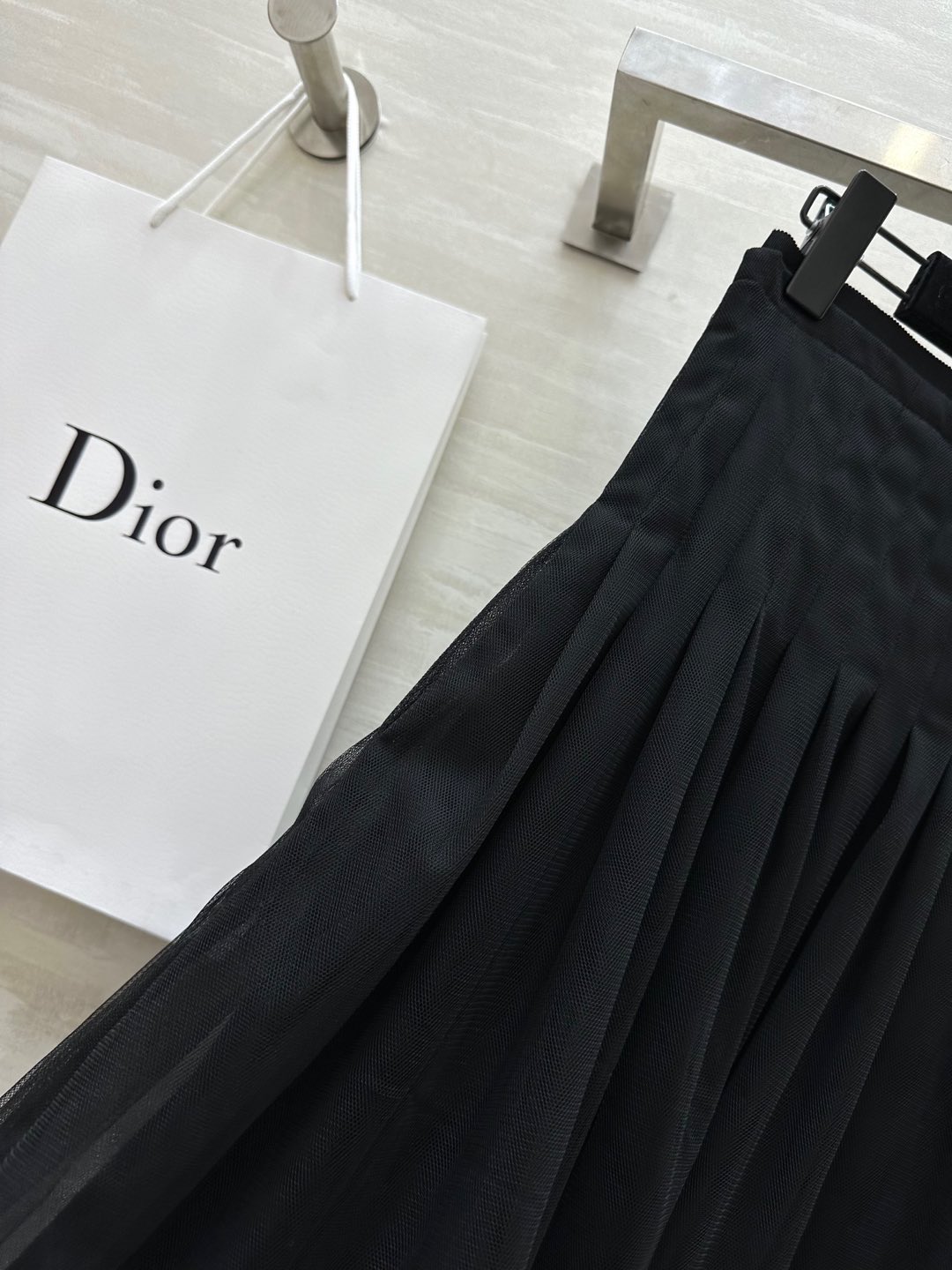 #Dio♡²⁵ Cruise 完美融合了复古优雅和朋克叛逆 蓬蓬裙摆上身大气显瘦 腰部重工打揽压褶 原版