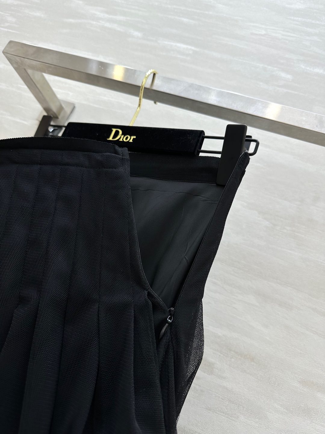 #Dio♡²⁵ Cruise 完美融合了复古优雅和朋克叛逆 蓬蓬裙摆上身大气显瘦 腰部重工打揽压褶 原版