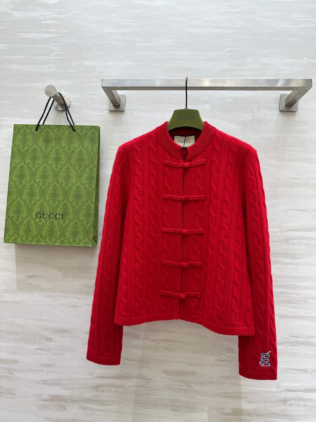 NO:296958,Chinese style New Year Red Series #Gucc new Chinese embroidered capsched cardigan, cashmere texture is soft and comfortable ~ fashionable and white and red, full of festive atmosphere, high-end and refreshing!  Double-breasted button design, traditional Chinese aesthetics, and it is absolutely compatible with classical and elegant charm!  Cuff Year of Snake Customized Embroidery Exquisite High-quality Spot First-time SizeS/M/L (M size shoulder width 38, bust 96, cloak length 51), gucci, alexander wang19860909国风新年红系列#Gucc新款中式刺绣绞花盘扣开衫 羊绒质地软糯舒适~时髦显白正红色 节日氛围感拉满 高级提气！对襟盘扣设计 中式传统美学 妥妥拿捏古典优雅气韵！袖口蛇年定制刺绣精致高级 高品质 现货首发sizeS/M/L（M码肩宽38,胸围96,衣长51）,,gucci,alexander wang,Women's clothing