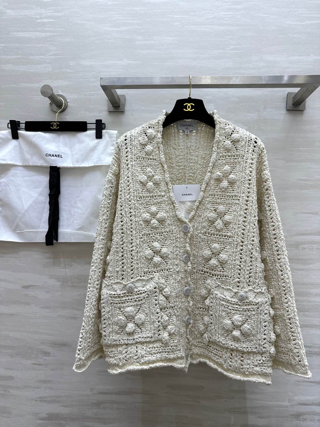 NO:296949,#CHANEC Early Spring Show Series Heavy Industry Hollow Hookup Knitted Cardigan Jacket Fairy Style is super beautiful!  Original purchase and development High quality customization Spot first-time size36/38/40 (36 size shoulder width 52, bust 114, sleeve length 43, clothing length 59), Chanel, jackets & coats, alexander wang19860909#CHANEC早春秀场系列 重工镂空钩花针织开衫外套 仙女款超级美！原版购入开发 高品质定制 现货首发size36/38/40（36码肩宽52,胸围114,袖长43,衣长59）,,chanel,jackets & coats,alexander wang,Women's clothing