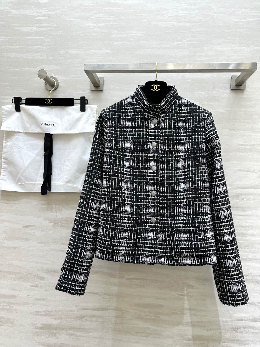NO:296937,#CHANEC black and white plaid braided tweed jacket with silk pattern lining in the inner lining Original purchase and development and customization High quality Spot first-time size36/38/40 (36 size shoulder width 40, bust 100, length 57, chanel, jackets & coats, real silk, alexander wang19860909#CHANEC黑白格纹编织花呢外套 内里真丝花纹里衬 原版购入开发定制 高品质 现货首发size36/38/40（36码肩宽40,胸围100,衣长57,,chanel,jackets & coats,real silk,alexander wang,Women's clothing