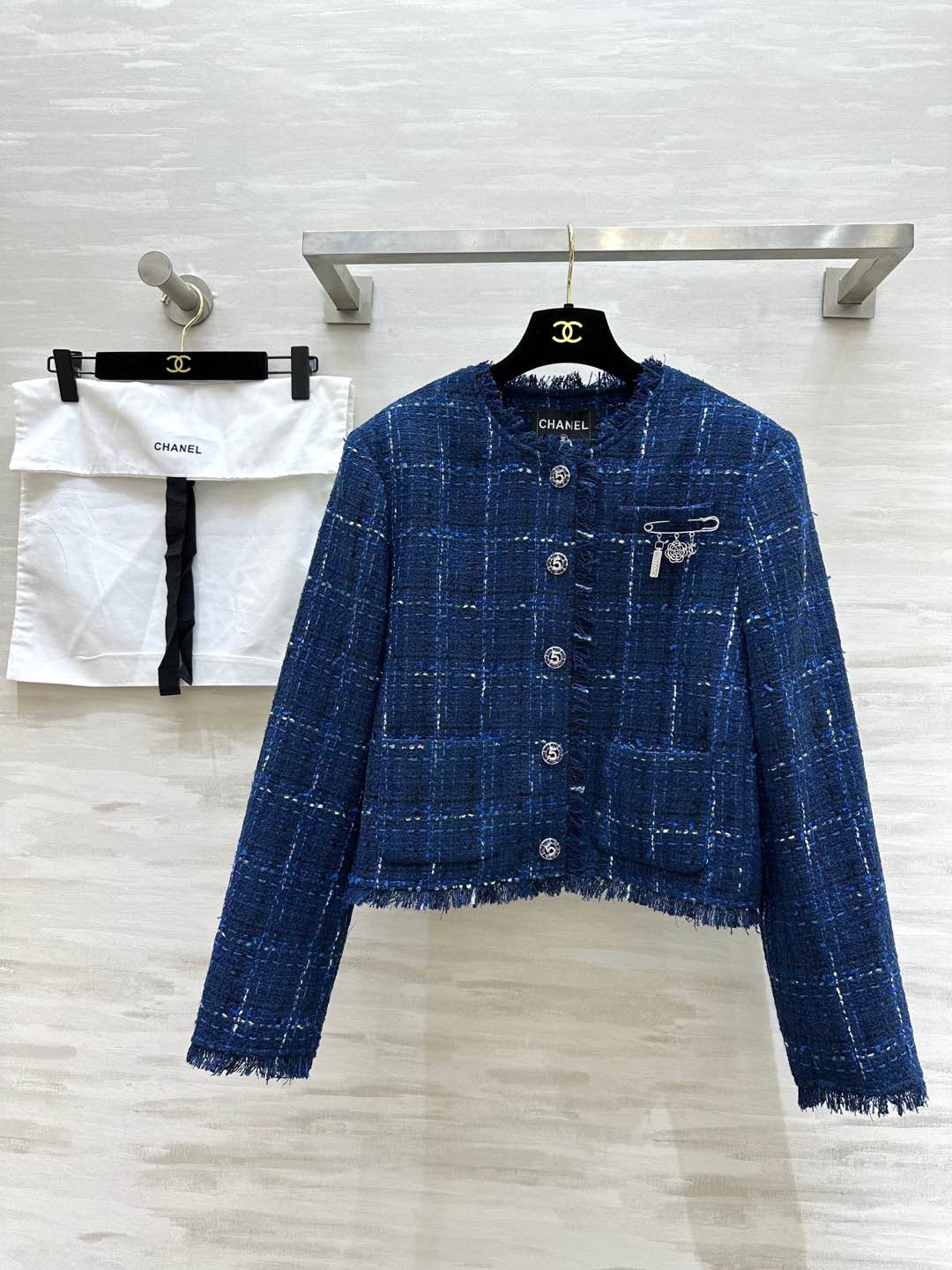 NO:296928,#Chane early spring new wool knitted soft tweed jacket with exquisite and high-end brooch embellishment of three-dimensional tailoring style with high temperament High quality Spot sizeS/M/L, Chanel, jackets & coats, brooch, breastpin, alexander wang19860909#Chane早春新款 羊毛编织软花呢外套 前襟胸针点缀精致高级 立体剪裁版型上身名媛气质十足 高品质 现货首发sizeS/M/L,,chanel,jackets & coats,brooch，breastpin,alexander wang,Women's clothing
