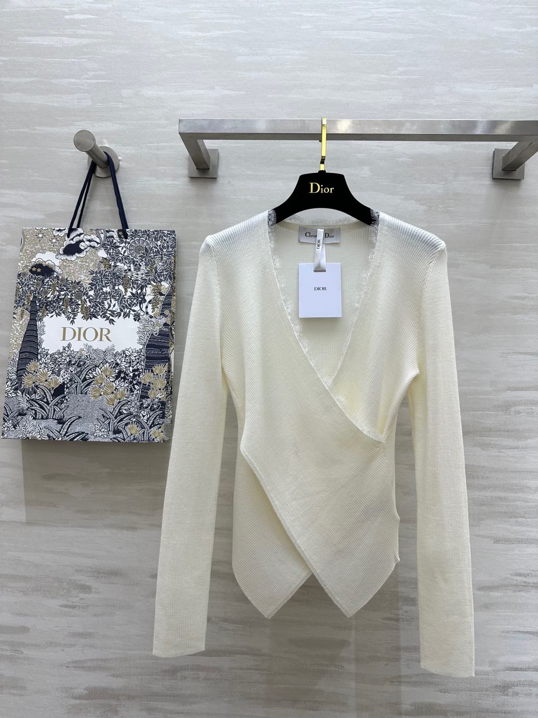 NO:296923,#DIO early spring new style, cross-design lace spliced ​​wool top, elegant and feminine temperament, customized eyelashes, lace embellishment, elegant and charming, cross-design wool yarn is skin-friendly and comfortable, high quality, spot first-time sizeS/M/L (M size shoulder width 36, bust 84, 62 length),,dior,alexander wang19860909#DIO早春新款 交叉设计感蕾丝拼接羊毛上衣 优雅女人气质十足 定制睫毛蕾丝点缀优雅迷人 设计感交叉超级显瘦 羊毛纱线亲肤舒适 高品质 现货首发sizeS/M/L（M码肩宽36,胸围84,衣长62）,,dior,alexander wang,Women's clothing