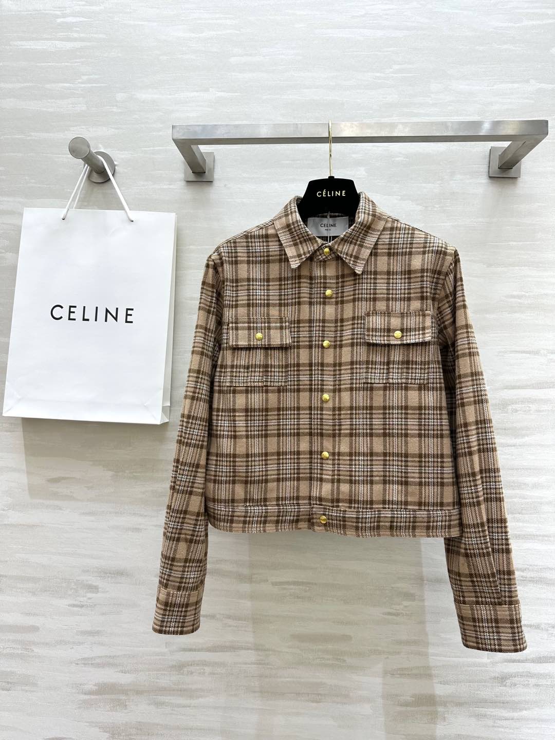 NO:296918,#Celin early spring new style plaid lapel shirt British college style casual and fashionable high quality spot first-time sizeS/M/L,,celine,alexander wang19860909#Celin早春新款 格纹翻领衬衣 英伦学院风 休闲时髦 高品质 现货首发sizeS/M/L,,celine,alexander wang,Women's clothing