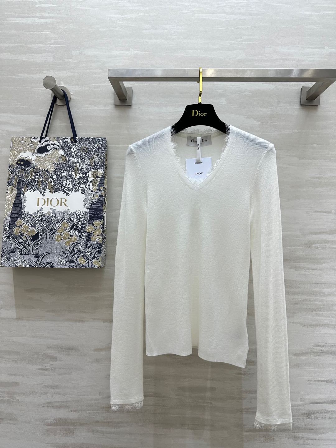 NO:296952,#DIO early spring new style Meinu wool v-neck top, cuffs and neckline eyelashes and lace splicing exquisite woman, elegant and high-end wool texture skin-friendly and comfortable, high quality, spot first-time sizeS/M/L (M size shoulder width 36, bust 86, 60, dior, alexander wang19860909#DIO早春新款 美丽奴羊毛v领上衣 袖口与领口睫毛蕾丝拼接精致女人 优雅高级 羊毛质地亲肤舒适 高品质 现货首发sizeS/M/L（M码肩宽36,胸围86,衣长60,,dior,alexander wang,Women's clothing