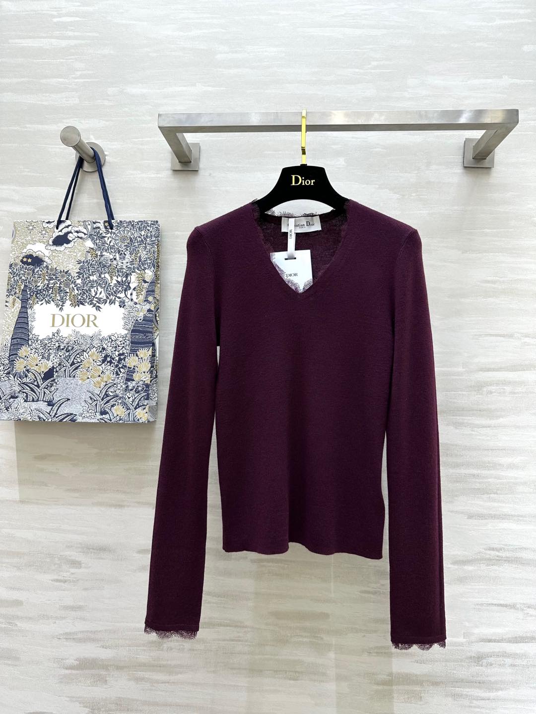 NO:296913,#DIO early spring new style Meinu wool v-neck top, cuffs and neckline eyelashes and lace splicing exquisite woman, elegant and high-end wool texture skin-friendly and comfortable, high quality, spot first-time sizeS/M/L (M size shoulder width 36, bust 86, 60 length),,dior,alexander wang19860909#DIO早春新款 美丽奴羊毛v领上衣 袖口与领口睫毛蕾丝拼接精致女人 优雅高级 羊毛质地亲肤舒适 高品质 现货首发sizeS/M/L（M码肩宽36,胸围86,衣长60）,,dior,alexander wang,Women's clothing