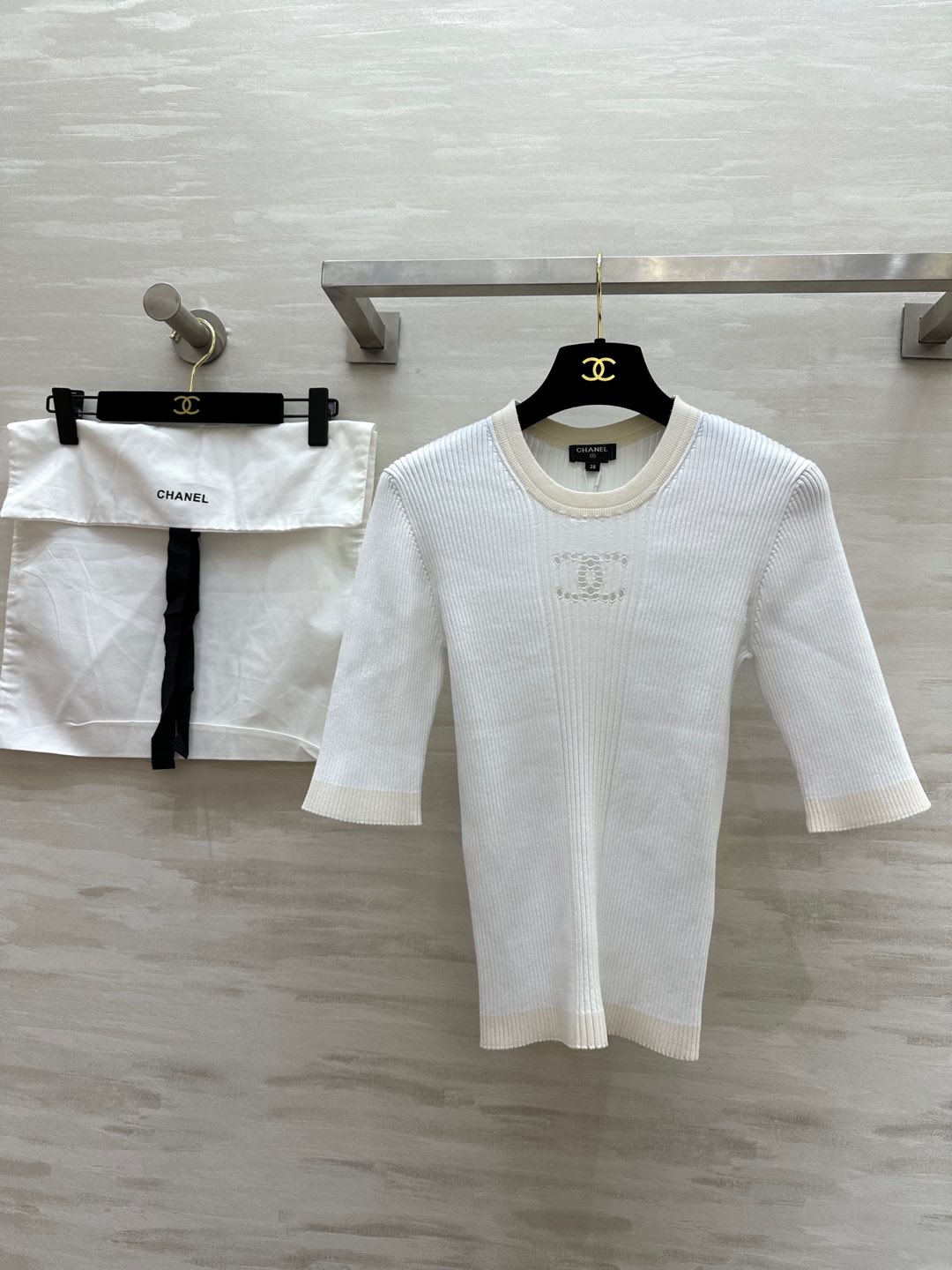 NO:297988,#Chane Early Spring Series Double C Hollow Design Round Neck Mid-Sleeve Knitted Top Contrast Element Design Original Development Imported Yarn Texture Dry and Breathable, Slim and versatile, Not Picky, A Must-have item for White and Rich Beauty!  High quality spot first-time size36/38/40 (36 size shoulder width 28, bust 56, clothing length 55), chanel, alexander wang19860909#Chane早春系列 双C镂空设计 圆领中袖针织上衣 撞色元素设计 原版开发 进口纱线质感干爽透气 修身版型百搭不挑人 白富美必备单品！高品质 现货首发size36/38/40（36码肩宽28,胸围56,衣长55）,,chanel,alexander wang,Women's clothing