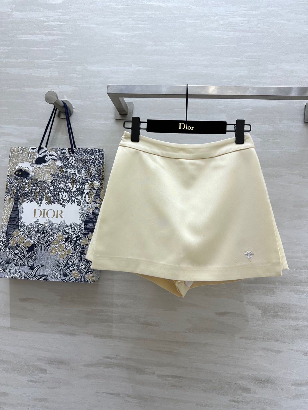 NO:297976,#DIO early spring new style bee embroidered wool shorts skirt, front fake two-piece design, fashionable and versatile and prevent exposure, customized wool texture, high quality, spot first-time size36/38/40 (36 size waist circumference 64, hip circumference 94, trousers length 36),,dior, skirts, shorts,alexander wang19860909#DIO早春新款 蜜蜂刺绣羊毛短裤裙 前片假两件设计 时髦百搭又防止走光 定制羊毛质地 高品质 现货首发size36/38/40（36码腰围64,臀围94,裤长36）,,dior,skirts,shorts,alexander wang,Women's clothing