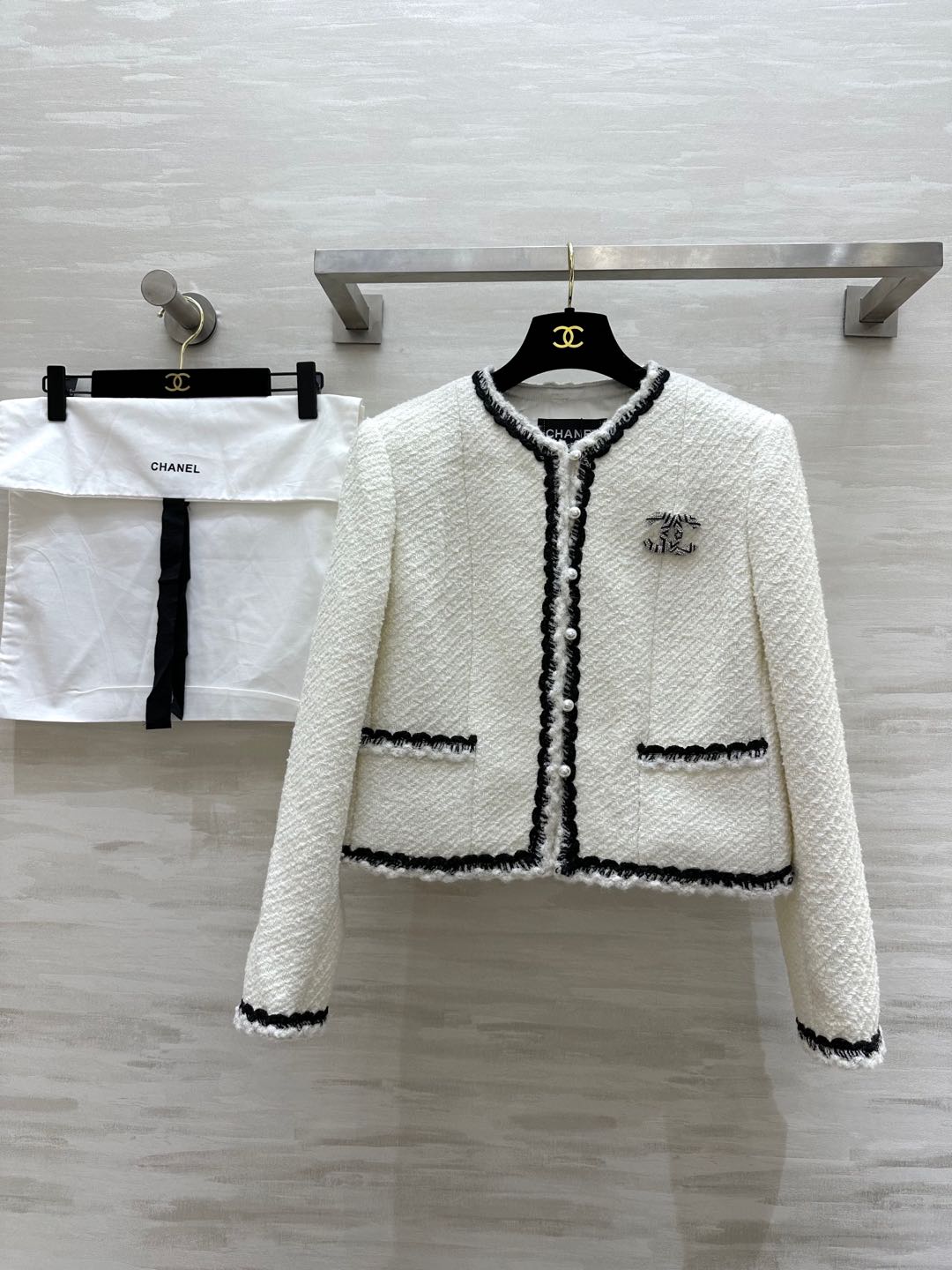 NO:297966,#CHANE early spring new style, vacation series wool knitted tweed jacket, Hepburn style black and white color matching, customized pearl buckle exquisite and high-end, elegant and elegant upper body, high-quality customization, spot first-time size36/38/40 (38 size shoulder width 38, bust 84, 49 length),,chanel, jackets & coats,alexander wang19860909#CHANE早春新款 度假系列羊毛编织花呢外套 赫本风黑白配色 定制珍珠扣精致高级 上身好优雅大方 高品质定制 现货首发size36/38/40（38码肩宽38,胸围84,衣长49）,,chanel,jackets & coats,alexander wang,Women's clothing