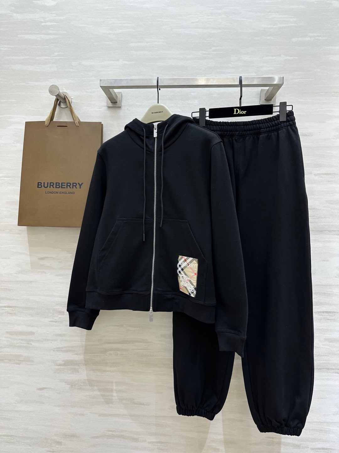NO:297957,#Burberr early spring new style hooded casual suit exquisite war matte pattern embroidery embroidery casual and fashionable style high quality spot first-time sizeS/M/L (M size shoulder width 42, bust 108, 63, trousers waist 68, trousers length 98) 8, burberry, hats, alexander wang19860909#Burberr早春新款 连帽休闲套装 精致战马格纹图案刺绣点缀 休闲时髦版型 高品质 现货首发sizeS/M/L（M码肩宽42,胸围108 ,衣长63,裤子腰围68,裤长98）8,,burberry,hats,alexander wang,Women's clothing