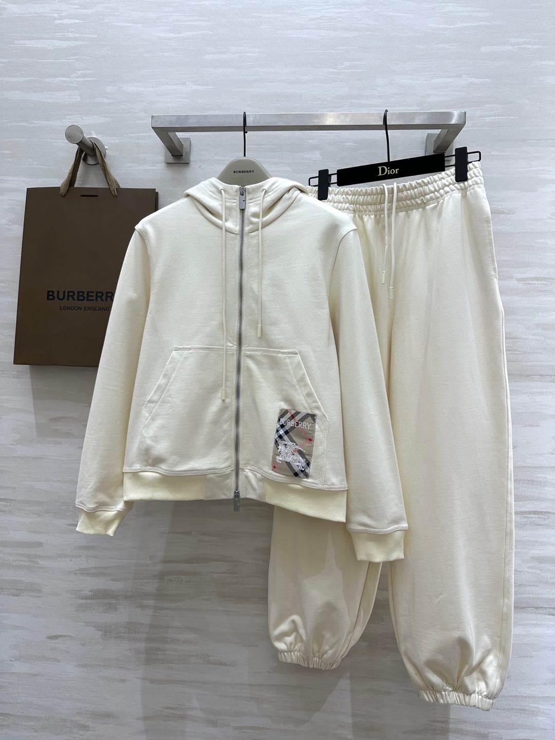 NO:297952,#Burberr early spring new hooded casual suit exquisite war matte pattern embroidery embroidery casual and fashionable style high quality spot first-time sizeS/M/L (M size shoulder width 42, bust 108, 63, trousers waist 68, trousers length 98), burberry,hats,alexander wang19860909#Burberr早春新款 连帽休闲套装 精致战马格纹图案刺绣点缀 休闲时髦版型 高品质 现货首发sizeS/M/L（M码肩宽42,胸围108 ,衣长63,裤子腰围68,裤长98）,,burberry,hats,alexander wang,Women's clothing