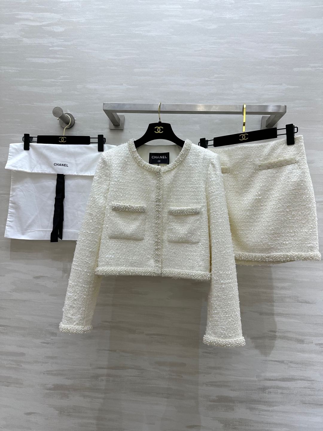 NO:297942,#CHANE early spring new style heavy industry bead set super heavy pure hand-made beads adopt top-quality ink beads Pearl white Three-dimensional tailoring upper body super temperament High quality customization Spot size36/38/40 (36 size shoulder width 37, bust 94, 46 length 46, skirt waist 66, skirt length 36), chanel, skirt 3kirts, alexander wang19860909#CHANE早春新款 重工钉珠套装 超级重纯手工钉珠 采用顶好的水墨珠 珍珠白 立体剪裁版型上身超级显气质 高品质定制 现货首发size36/38/40（36码肩宽37,胸围94,衣长46,半裙腰围66,裙长36）,,chanel,skirts,alexander wang,Women's clothing