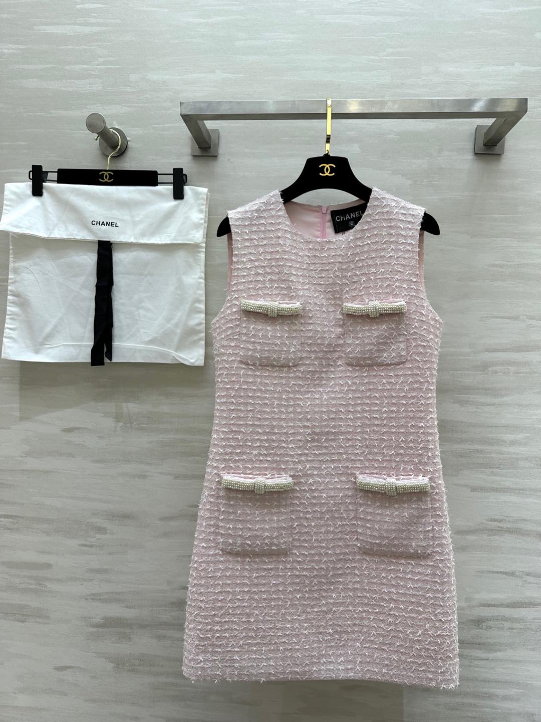 NO:297931,#CHANE early spring new style Heavy industry nail beads sweet sleeveless dress Super heavy industry pure hand-made nail beads Use top-quality water-mill beads with super gentle cherry blossom powder The upper body is super elegant High-quality customization Spot first-time size36/38/40 (36 size bust 86, 82 length), Chanel, skirts, alexander wang19860909#CHANE早春新款 重工钉珠甜美无袖连衣裙 超级重工纯手工钉珠 采用顶好的水磨珠搭配超级温柔的樱花粉 上身超级显气质 高品质定制 现货首发size36/38/40（36码胸围86,衣长82）,,chanel,skirts,alexander wang,Women's clothing