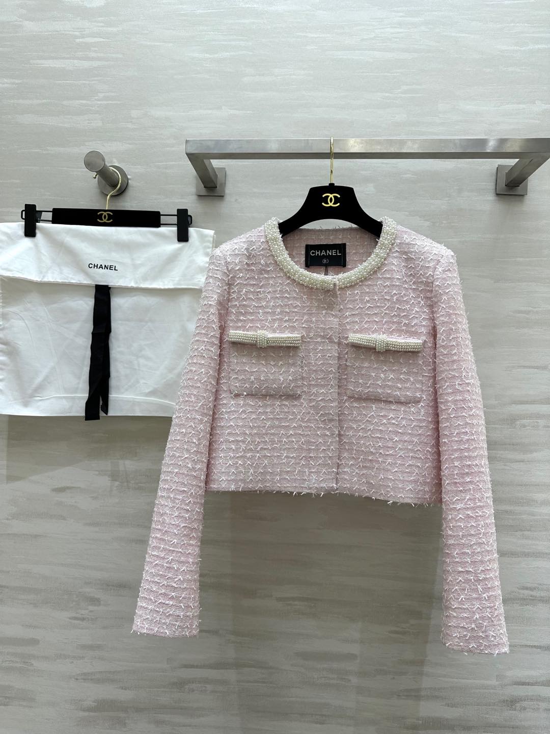 NO:297924,#CHANE early spring new style heavy industry bead jacket super heavy pure hand-made beads adopt top-quality ink beads pearl white three-dimensional tailoring upper body super temperament high quality customization spot size36/38/40 (36 size shoulder width 37, bust 96, length 50), chanel, jackets & coats, alexander wang19860909#CHANE早春新款 重工钉珠外套 超级重纯手工钉珠 采用顶好的水墨珠 珍珠白 立体剪裁版型上身超级显气质 高品质定制 现货首发size36/38/40（36码肩宽37,胸围96,衣长50）,,chanel,jackets & coats,alexander wang,Women's clothing